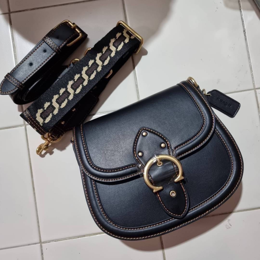COACH C0749 BEAT SADDLE BAG The best item! ที่สาวๆรอคอย! ฮอตไฟลุก! สีหายาก ละมุนคุณหนู คอลเลคชั่นใหม่ ดีไซน์หรูหรา พิเศษมากๆมาพร้อมสายสะพาย 2 เส้น ใช้คู่กันหรือแยกสะพายก็สวยครบสูตร กระเป๋าสะพายทรง saddle คลาสสิค วัสดุหนัง glove-tanned ทนทาน เปิด-ปิดด้วยกร