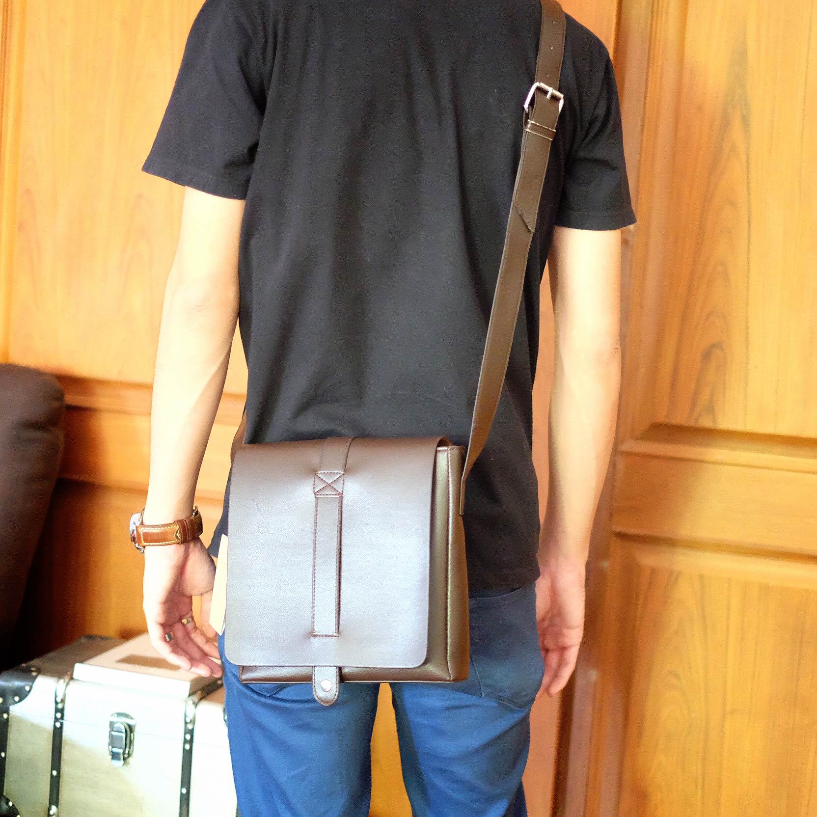 เอาใจหนุ่มๆบ้างค่า สำหรับ messenger bag หนังดี มากๆเลยน้า ลายหนังชัดสวย ใบนี้จากแบรนด์ ZARA MEN ตัวกระเป๋าขนาดกำลังดีเลยคะ สีน้ำตาลเข้มสวยมาก คลาสสิคสุดๆ มีช่องแบ่งเก็บของหลายช่องเป็นสัดส่วนมากๆคะ น้ำหนักเบา จุของคุ้ม สายยาว ปรับได้ free size สามารถสะพาย 