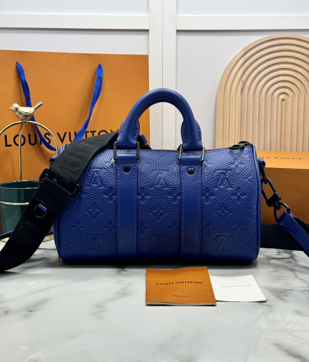 TOP ORI หนังแท้ | LV Keepall Bandoulière 25 กระเป๋าสะพายทรงหมอนสุดไอคอนิก หนังแท้ Taurillon ลายเกรน ฉลุลายโมโนแกรมสวยหรูคลาสสิก โทนสีหรูหราเข้ากันอย่างลงตัว