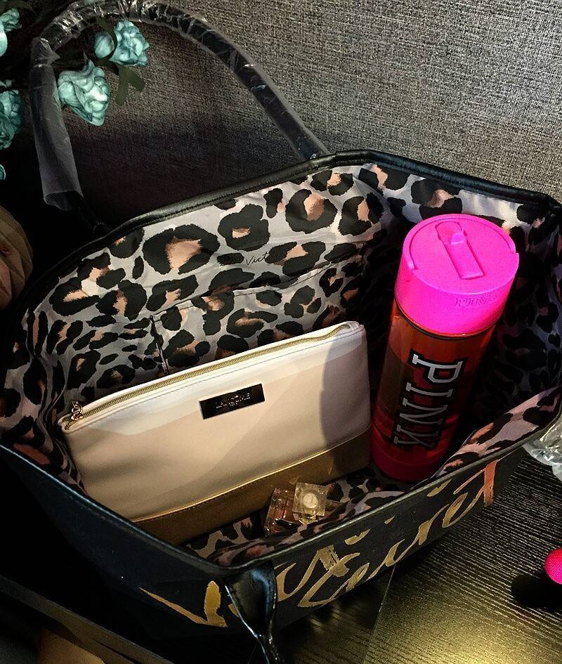 New Arrival! Victoria's Secret Canvas Large Tote Bag♡ กระเป๋าสะพายใบใหญ่ จุของได้คุ้ม! วัสดุทำจากผ้า canvas เต็มใบ ด้านหน้าแต่งโลโก้แบรนด์สีทอง สวยวับ! ด้านในบุผ้าปั้มลายเสือ มีของใส่ของจุกจิกค้า จะถือไปเที่ยวทะเลสักคืนสองคืน ใบนี้เอาอยู่คะ