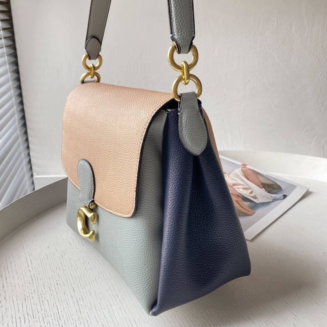 COACH Coated Canvas Signature May Shoulder Bag สวยที่สุดในระดับที่ใครๆก็ต้องเหลียวมอง!! คอลเลคชั่นใหม่ล่าสุด จัดไปสวยก่อนใครได้เลย กับกระเป๋าสะพายไหล่/ข้าง ดีไซน์สุดหรู ในราคาสุดคุ้ม วัสดุหนังแคนวาสสลับหนัง pepble นุ่ม เปิด-ปิดกระเป๋าด้วยกระดุมแม่เหล็ก มี
