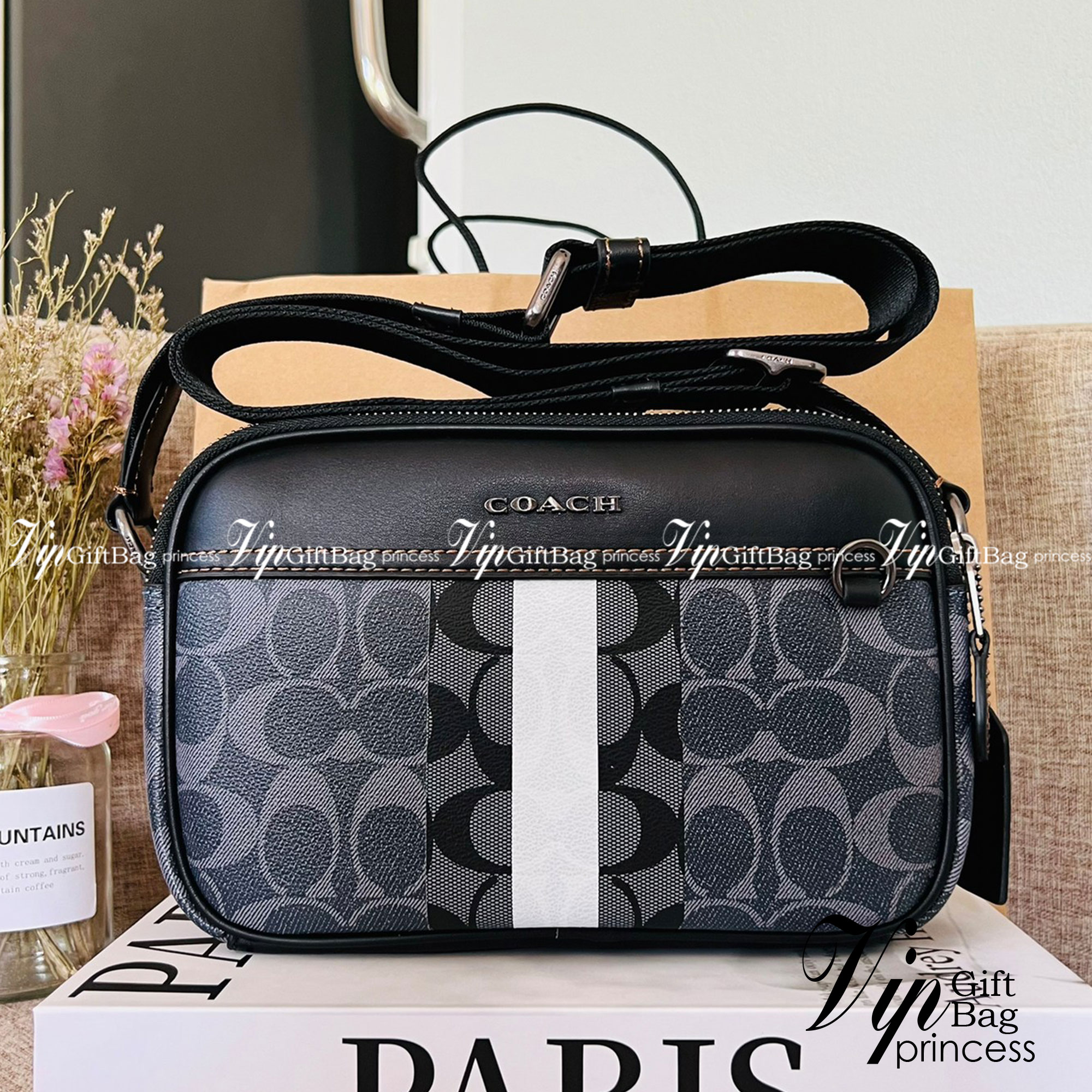 COACH Graham Crossbody In Blocked Signature C9965 กระเป๋าสะพายข้างผู้ชาย กระเป๋าผ้าเคลือบซิกเนเจอร์และหนังอย่างดี ภายในกระเป๋าเอนกประสงค์ ปิดซิปคู่ ซับในผ้า กระเป๋าสลิปด้านนอก สายปรับได้ยาว 25 นิ้ว สำหรับสะพายไหล่หรือสะพายข้าง