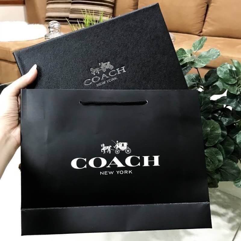 COACH BELT VALUE PACK BOX SET เซทเข็มขัด 2in1 Limited Edition จาก Coachในเซทมีหัวเข็มขัด2แบบ2สไตล์สวยน่าใช้ สายเข็มขัดสามารถกลับด้านใช้ได้2ด้านมี2ลายให้หนุ่มๆสลับใช้ได้ถึง4แบบในเซทเดียวไม่จำเจ สายเข็มขัดปรับระดับได้เจาะรูปเพิ่มได้ มาพร้อมกล่องเเละถุงกระดา