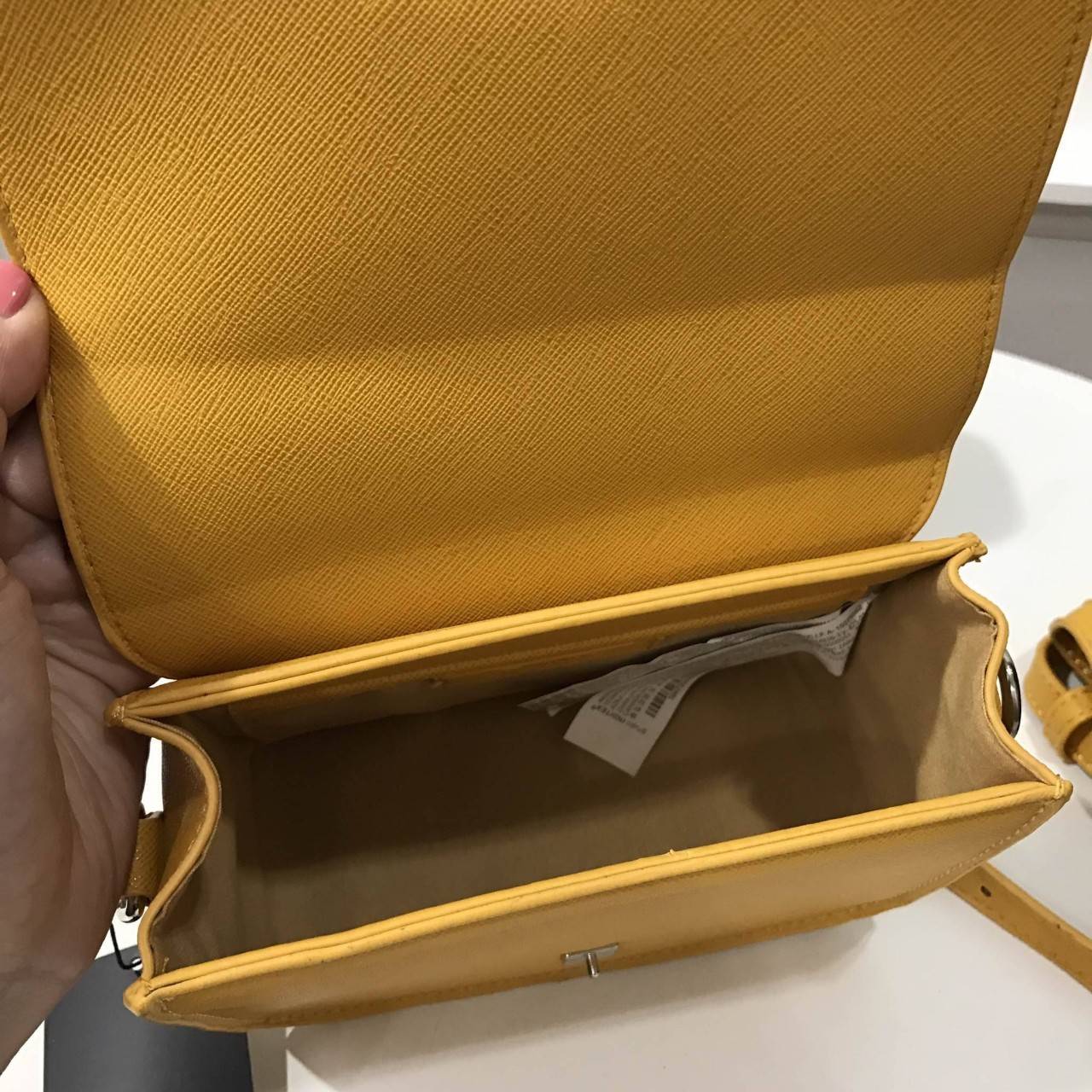 Don't Miss! Best Seller! ZARA CROSSBODY WITH 2STRAPS กระเป๋าถือหรือสะพายทรงคลัชรุ่นยอดนิยมวัสดุหนัง Saffiano อยู่ทรงสวยหรูสไตล์ PRADA แข็งแรงทนทาน ดีไซน์เก๋ไม่ซ้ำใคร เปิดปิดด้วยตัวล๊อคเอกลักษณ์ของ ZARA ภายในมีโลโก้ สามารถใส่มือถือ iphone7+ ได้ โดดเด่