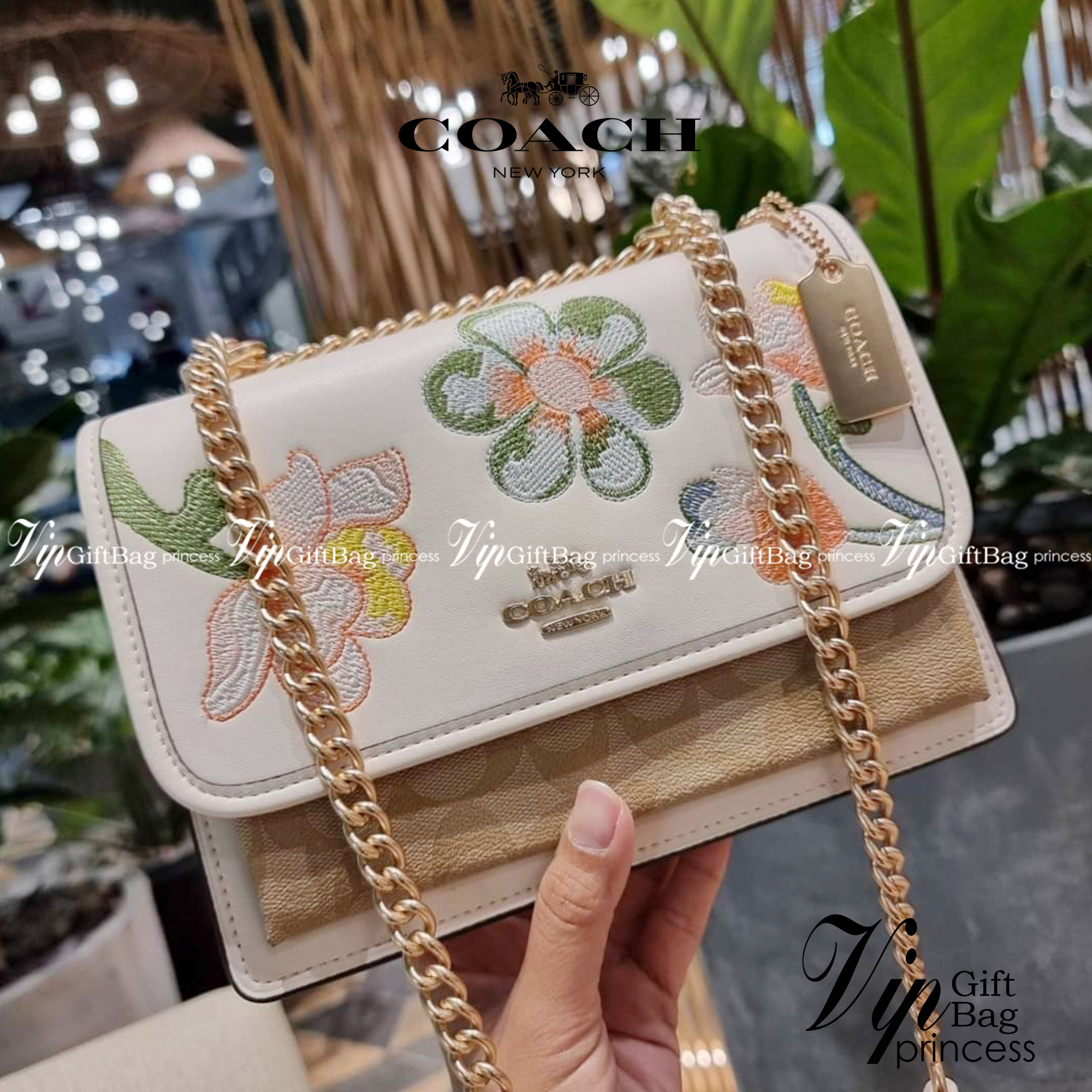 COACH C9230 KLARE CROSSBODY IN SIGNATURE CANVAS WITH FLORAL EMBROIDERY น้องใหม่คอลล่าสุด กับกระเป๋าสะพายข้าง โทนสีละมุนลูกคุณหนู ดีไซน์ปักดอกไม้เพิ่มลูกเล่น ให้ดูแพง วัสดุผนังแคนวาสสลับหนังแท้ สายสะพายโซ่สลับหนัง สะพายยังไงก็ขับผิว เปิด-ปิดด้วยกระดุมแม่เห