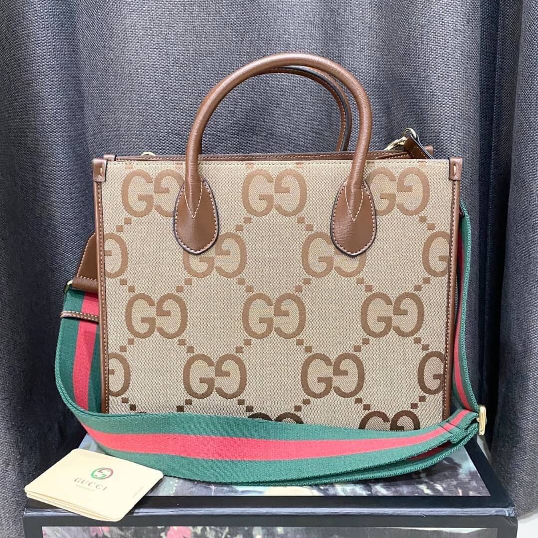 Gucci Jumbo GG tote bag / GG Shopping Bag พร้อมส่งที่ไทย ภาพสินค้าถ่ายจากงานจริง ใช้งานต่างประเทศได้ กระเป๋าไซส์ใหญ่ โดดเด่นด้วยจัมโบ้ฟอนท์ สวยเอกลักษณ์ วัสดุหนังแคนวาส ภายในโล่งกว้างมาก ใส่ของแบบแน่นๆ จุๆไปได้เลย หมดห่วง!! และยังมีสายครอสบอดี้มาให้ จะสะพ