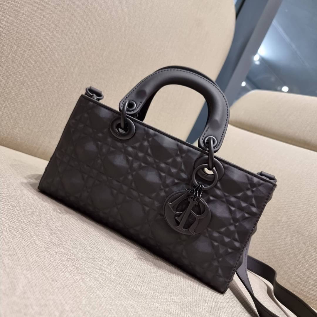 พร้อมส่ง DIOR LADY D-JOY BAG Cannage Calfskin with Diamond Motif / CD LADY D-JOY BAG ดีไซน์ใหม่ อัพเลเวลความหรู กับกระเป๋าสะพายข้างที่รอบนี้ดีไซน์รูปทรงโฉมใหม่ ใช้งานง่ายขึ้น สะดวกใช้มากขึ้น