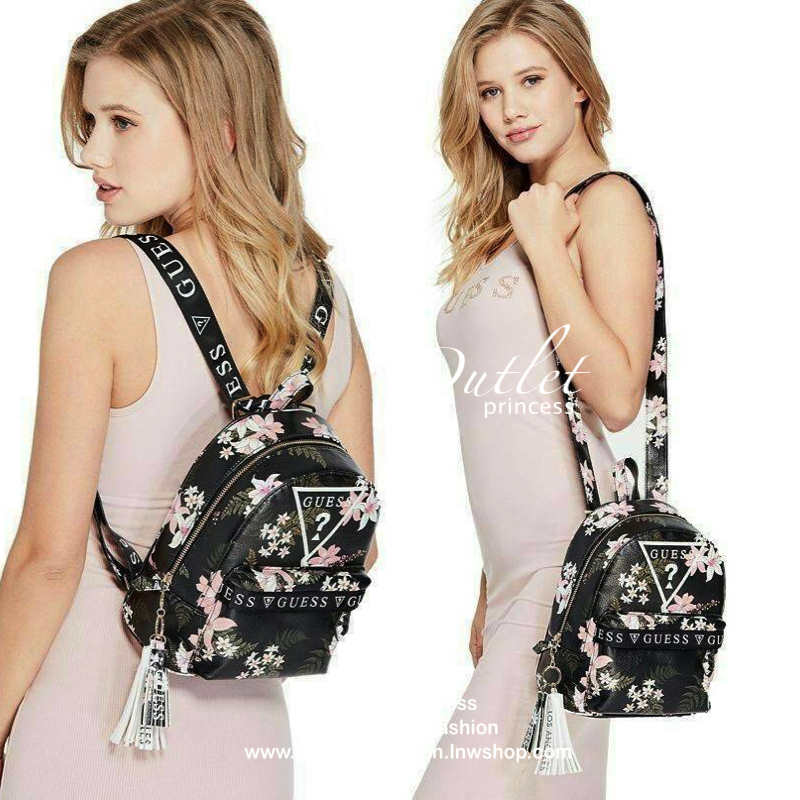 Gesabel Convertible Gym Backpack กระเป๋าสะพายมัลติฟังชั่นเก๋ๆ ขนาดกำลังดี สามารถสะพายหลัง สะพายข้างหรือ crossbody ก็ได้นะคะ ดูดีมากๆค่า ด้านหน้าปั๊มแบรนด์สามเหลี่ยม เปิดปิดด้วยซิป มีช่องซิปซ่อนด้านหน้า 1 ช่อง ด้านใน 1 ช่อง ภายในโล่งกว้าง สามารถจุของได้เยอ