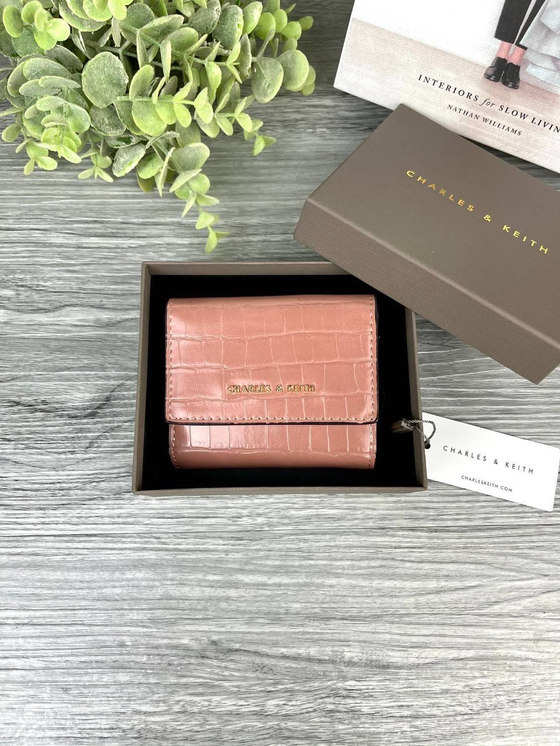 Charles & Keith Croc-Effect Short Wallet กระเป๋าเงิน 3 พับใบสั้น จุของได้ครบ! วัสดุพิมพ์ลายจรเข้