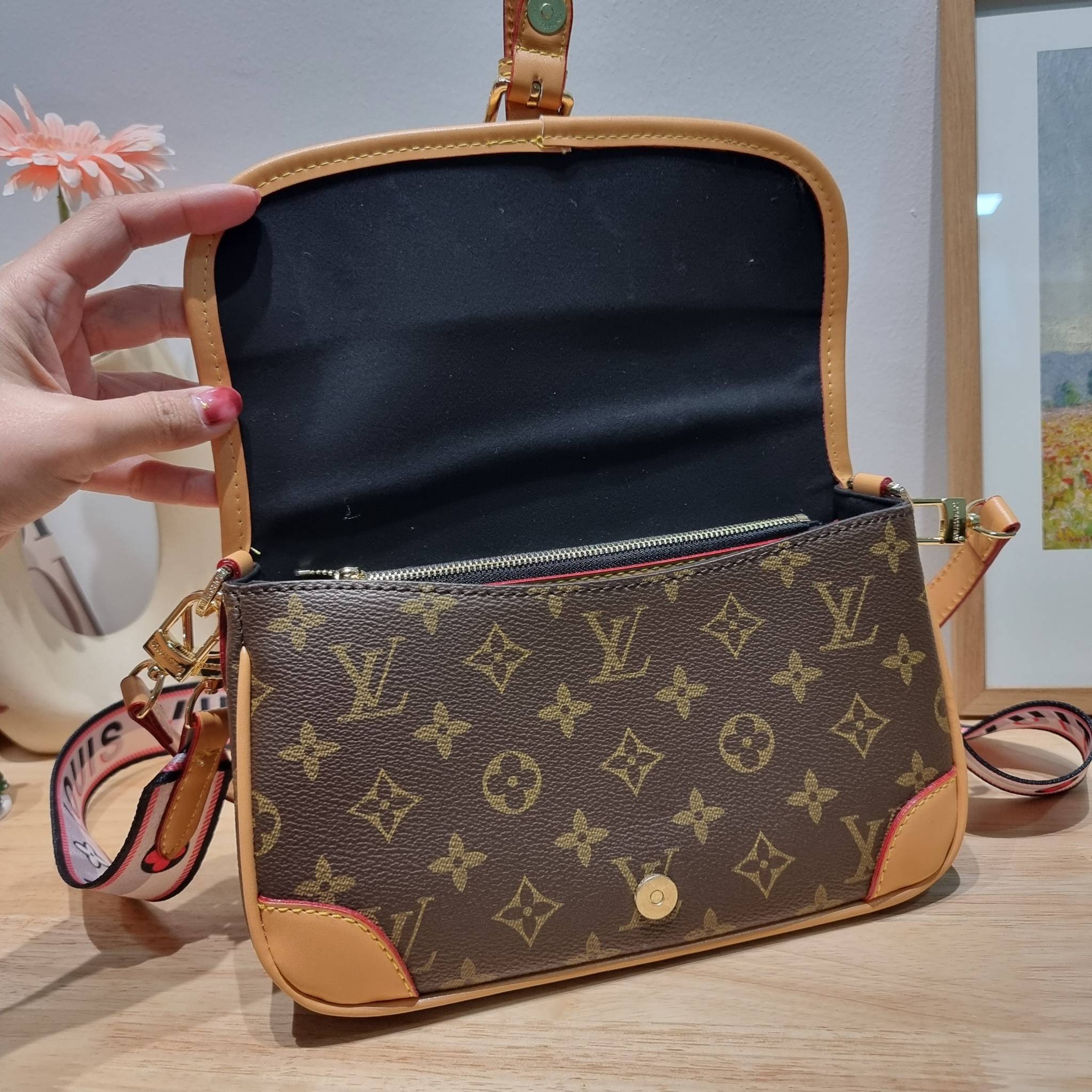 LV Diane Monogram Bag / LV multi handbag กระเป๋ามัลติฟังก์ชั่นสุดคุ้ม ดีไซน์ออกมาน่ารักน่าใช้มากๆ วัสดุหนังแคนวาส มีสายมาให้ถึง 2 แบบ สายหนังคล้องไหล่ได้ และสายสปอร์ตครอสบอดี้ได้ ปรับเปลี่ยนใช้ตามลุคแต่ละวันได้เลย
