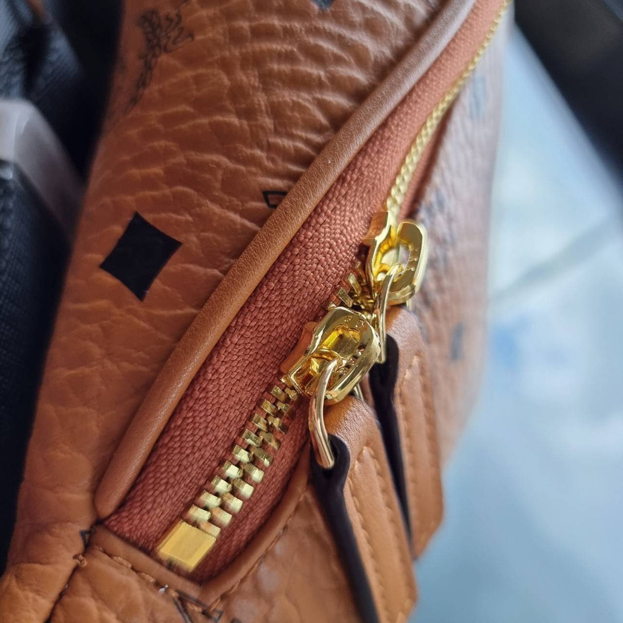 M.C.M FURSTEN BELT BAG IN VISETOS กระเป๋าคาดอกยอดฮิต หนุ่มๆสาวๆใช้ได้ไม่มีเบื่อ รุ่นขายดี ลายวิเซโต้เอกลักษณ์ ทั้งสปอร์ตและดูหรูในตัว ใช้งานง่าย ได้ทุกลุค วัสดุหนังแคนวาสคุณภาพดี มีช่องซิปหลัก และซิปด้านหลังกระเป๋า ภายในเป็นช่องโล่งบุผ้าซับอย่างดี รุ่น un