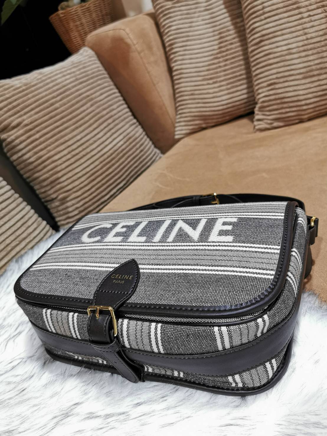 CELINE MESSENGER BAG VIP GIFT WITH PURCHASE (GWP) พรีเมี่ยมกิ๊ฟรุ่น Limited จาก CELINE HAUTE PARFUME DUTYFREE COUNTER วัสดุ CANVAS TEXTILE ลายทางสีคลาสสิคดีไซน์ Unisex ใช้ได้ทั้งชายและหญิง เปิดปิดด้วยฝาปิด Belt และแถบแม่เหล็กด้านใน ขนาดกำลังดี น้ำหนักเบา 