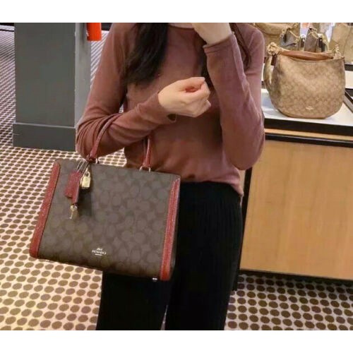 COACH ZOE CARRYALL IN SIGNATURE CANVAS เดอะเบสท์แห่งปี ต้องยกให้พี่คนสวยใบนี้เลย!! รุ่นที่สาวๆตามหา หายากอีกหนึ่ง กระเป๋าถือ/สะพายทรงสวย คลาสสิค ใบใหญ่จุคุ้ม มีดีเทลน่ารักๆที่แม่กุญแจ สามารถล็อคหัวซิปได้ กุญแจซ่อนในพวงหนังห้อยก็น่ารักไปอีก ภายในโล่งกว้าง 