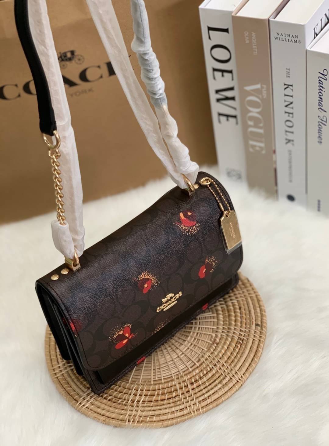 OUTLET 】COACH KLARE CROSSBODY IN SIGNATURE CANVAS WITH POP FLORAL PRINT ((C5797)) สวยมากๆ อยากให้ได้ไปจริงๆจ้าา พร้อมส่งที่ไทย สวยมากๆค่ะ 🌺 ✔️กระเป๋าสะพายแบบครอสบอดี้ร์ หนังแท้สวย ✔️พร้อมป้ายห้อยโลหะแบรนด์หรู 🌺จุดเด่นของรุ่นค