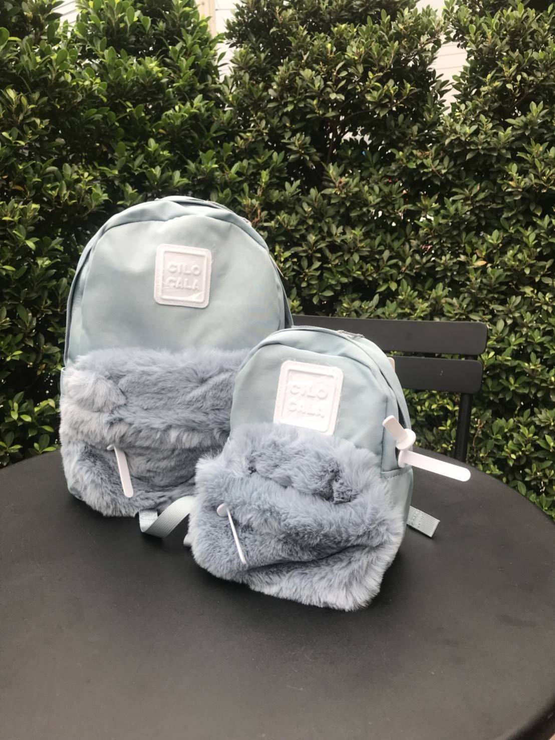 มาแล้ววว แบรนน้องใหม่ CILO CALA กระเป๋าเป้ที่ตอนนี้ฮิตในกลุ่มสาววัยรุ่นที่ญี่ปุ่น และนี้เป็นรุ่นลิมิตเตด CILOCALA FUR BACKPACK สะดุดตาตรงที่มีขนเฟอร์นุ่มนิ่ม อยู่ตรงช่องกระเป๋าซิปด้านหน้า ทำให้ใบนี้ดูน่ารัก หวาน ฟรุ้งฟริ้งขึ้น