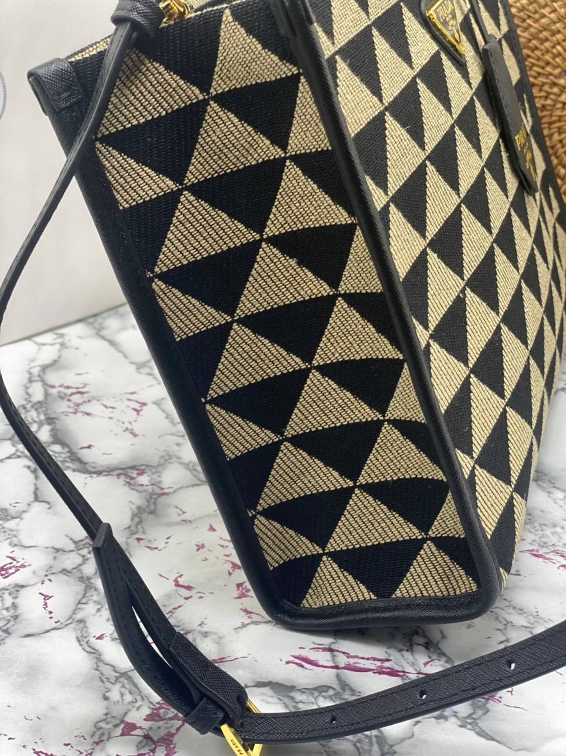PRADA Small Prada Symbole jacquard fabric handbag แบบใหม่ล่าสุดจากแบรนด์ดัง จัดให้แบบเลิศๆ กับกระเป๋าทรงโท้ท สวยเอกลักษณ์ ภายในโล่งกว้างมาก ใส่ของแบบแน่นๆ จุๆไปได้เลย หมดห่วง!! และยังมีสายครอสบอดี้มาให้ จะสะพายชิคๆคูลๆ จะถือแบบปังๆ ก็เอาอยู่ทุกลุค ราคาคุ้
