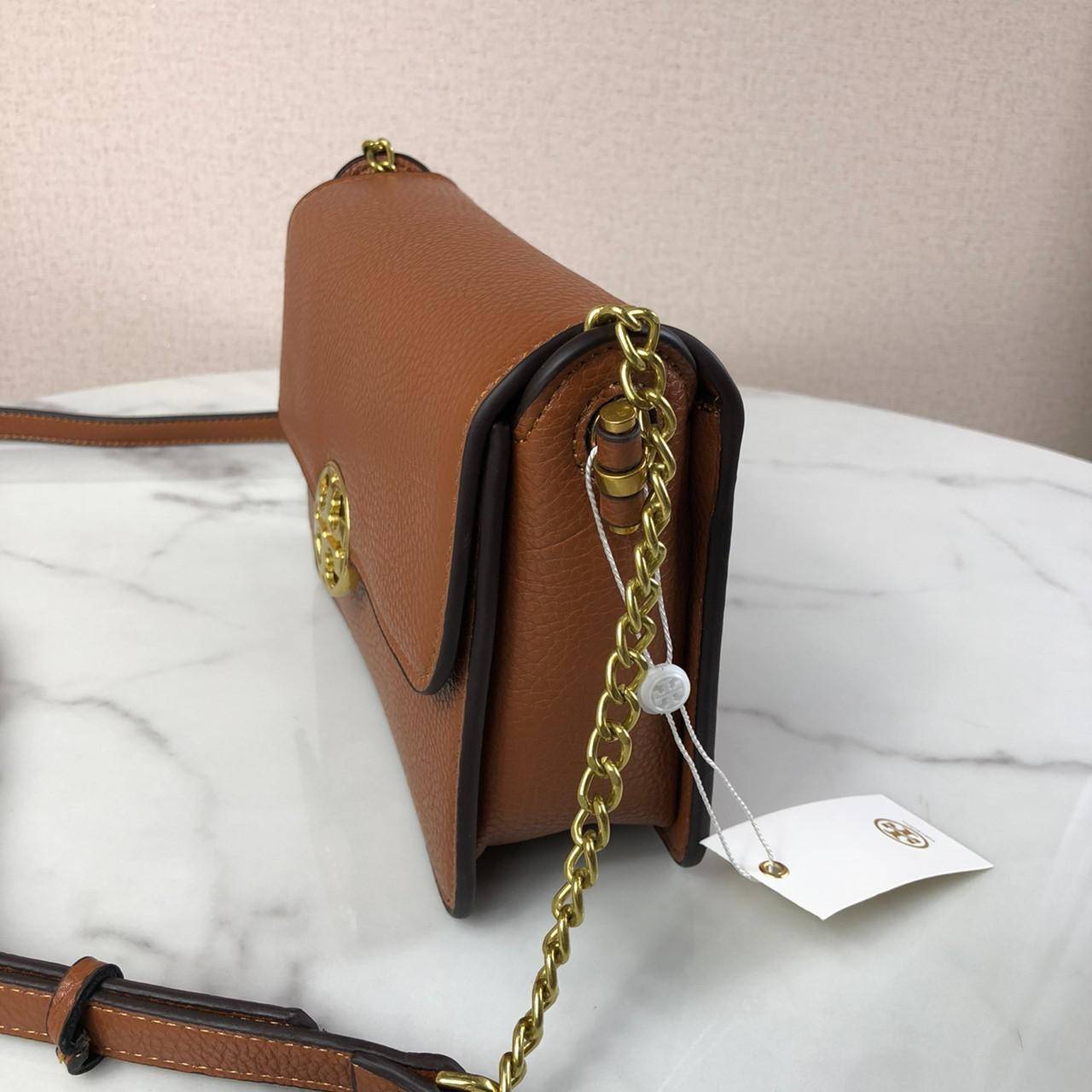 ของแท้ 💯% กระเป๋าสะพาย TORY BURCH มาพร้อมสายสะพายโซ่ มีหนังรองบ่าค่ะ เปิด - ปิดกระเป๋าด้วยกระดุมแม่เหล็กแบบซ่อน