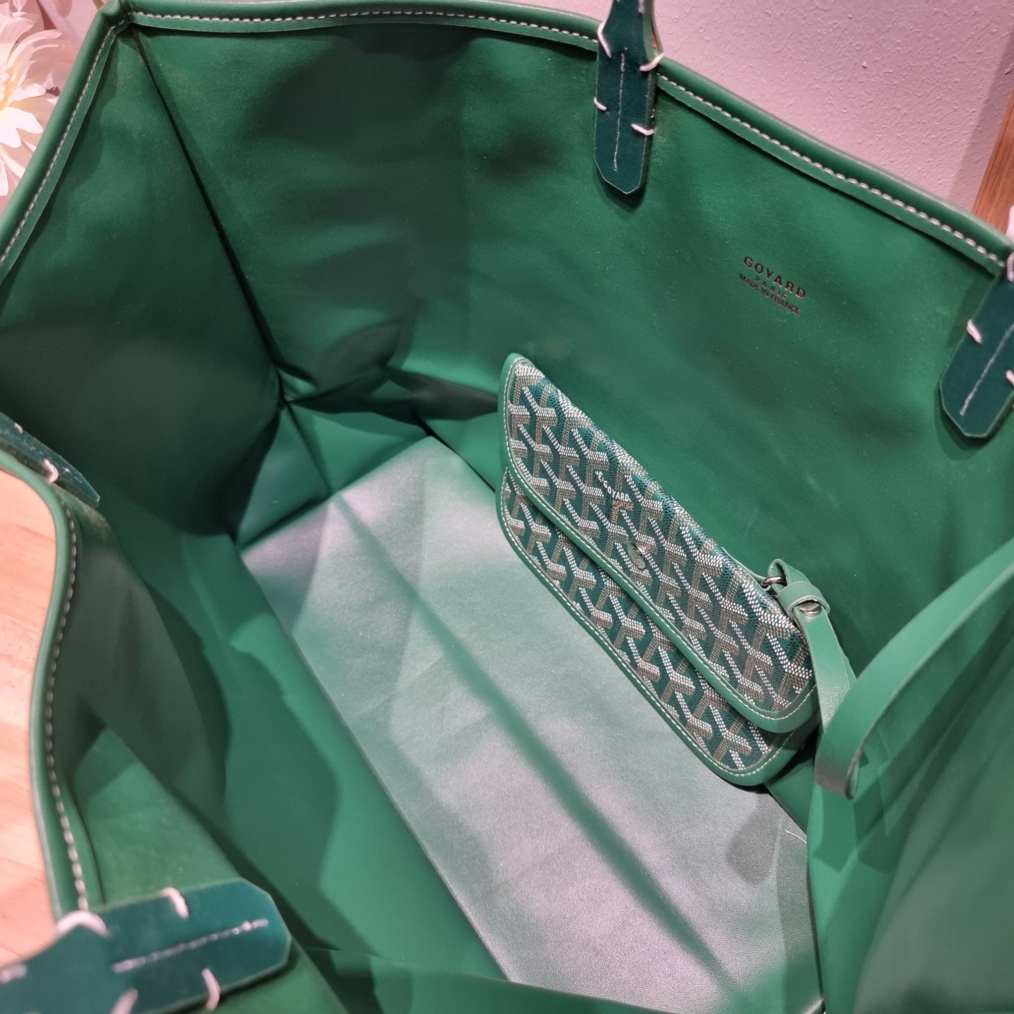 GOYARD ANJOU REVERSIBLE TOTE ฮอตไอเท็ม กับกระเป๋าสะพายทรงโท้ท ใบใหญ่จุใจ!! มาครบสีขายดี เลิศทุกสี รูปทรงคลาสสิค ดีไซน์เป็นเอกลักษณ์ ใช้งานได้หลากหลาย สามารถกลับด้านใช้ได้แบบไม่มีเบื่อ วัสดุหนังแคนวาสพิมพ์ลายสวยคม ภายในโล่งกว้างมาก