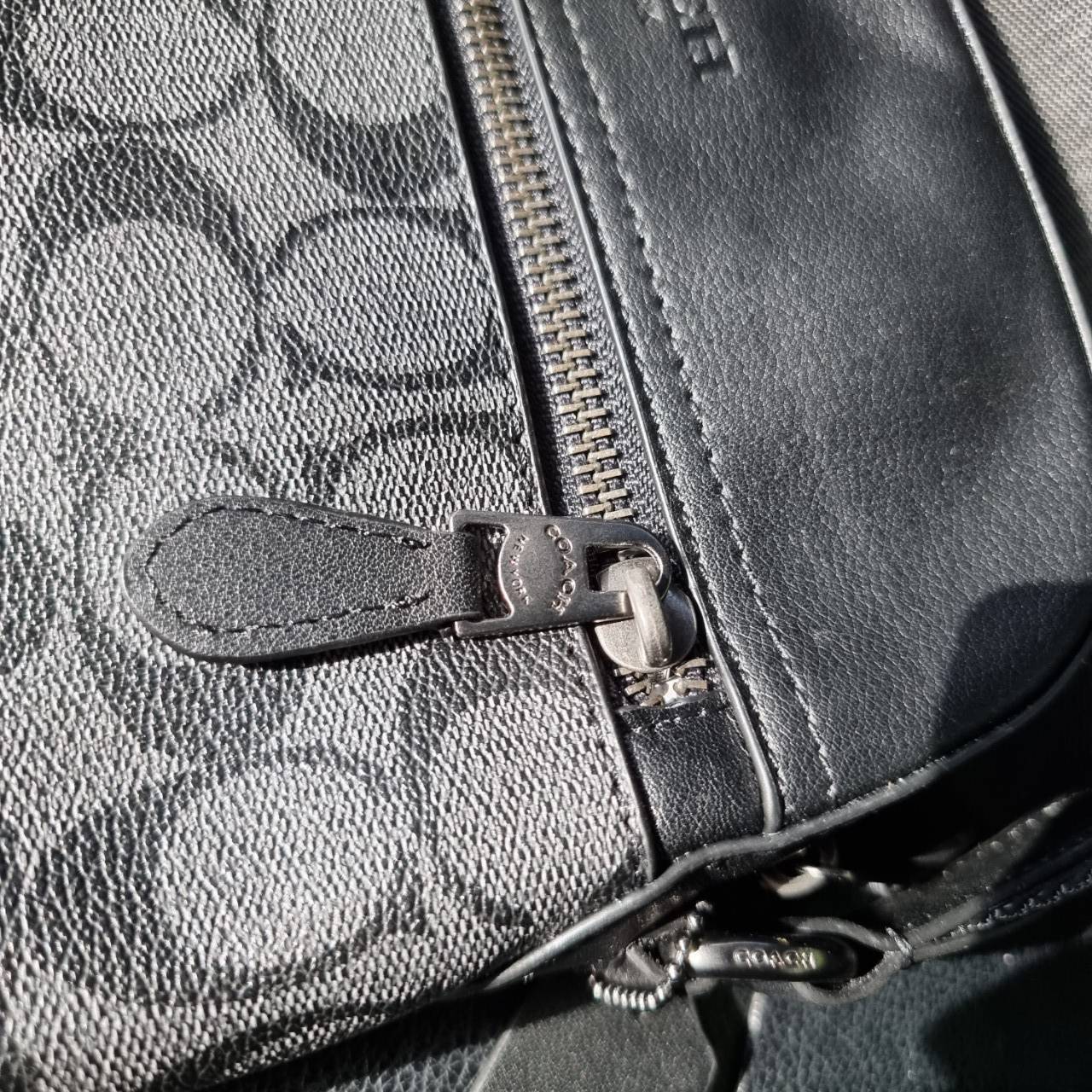 COACH F73336 HOUSTON FLIGHT BAG IN SIGNATURE CANVAS รุ่นนี้หนุ่มๆเค้ารู้กัน!! ขายดีตลอดกาล!! คลาสสิคไม่มีใครเกิน!! กระเป๋าสะพายข้างทรงแมสเซ็นเจอร์ยอดฮิต ทรงสวย ดูดี วัสดุหนังแคนวาสเคลือบลายสลับหนังแท้ เปิด-ปิดด้วยซิป ด้านหน้าและหลังสามารถใส่ของได้ ภายในแบ