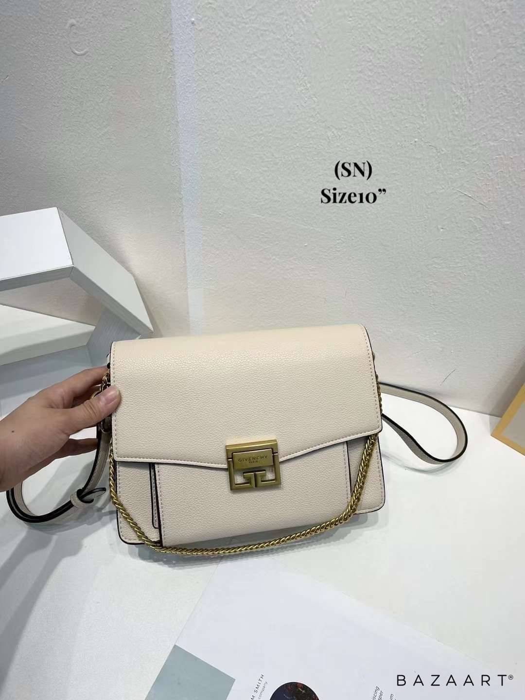 Givenchy GV3 Small Leather 25cm รุ่นยอดนิยม กระเป๋าสะพายหนัง เปิดหน้า อะไหล่ทอง งานสวยเป๊ะอะไหล่ปั้มทุกจุดสวยหรู ดูเป็นคนมีเทสดีเลยค่าา ดีไซน์คือสวยมีคลาส มีระดับสุดๆ พร้อมสายโซ่อะไหล่ทอง ละมุนตามากค่าา