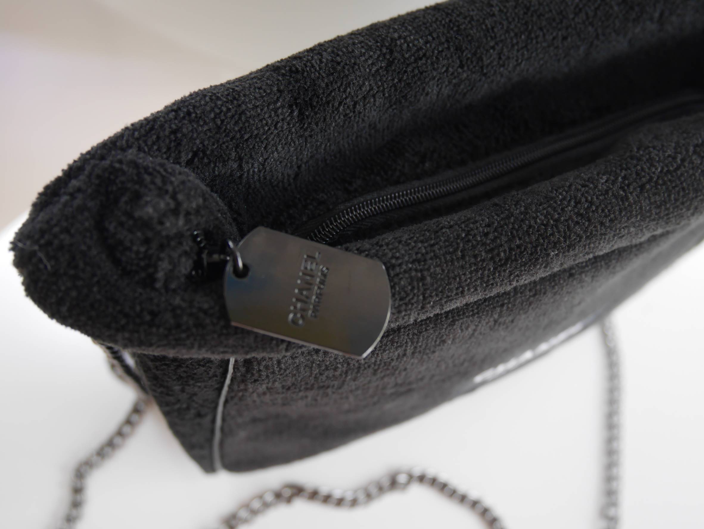 Best Seller! กระเป๋าสะพาย CHANEL PERFUME CROSSBODY BAG ของสมนาคุณจาก เคาเตอร์แบรนด์ดัง CHANEL เปิด/ปิด ด้วยซิบ มาพร้อมสายโซ่ที่ถอดได้ ด้านในซับกันน้ำ ที่จับรูดซิปเก๋ ปั้มแบรนด์ CHANEL ขนกระเป๋านุ่มเวอร์ จุของได้เยอะ ใช้เป็นกระเป๋าใส่เครื่องสำอางค์ ใช้ถือ