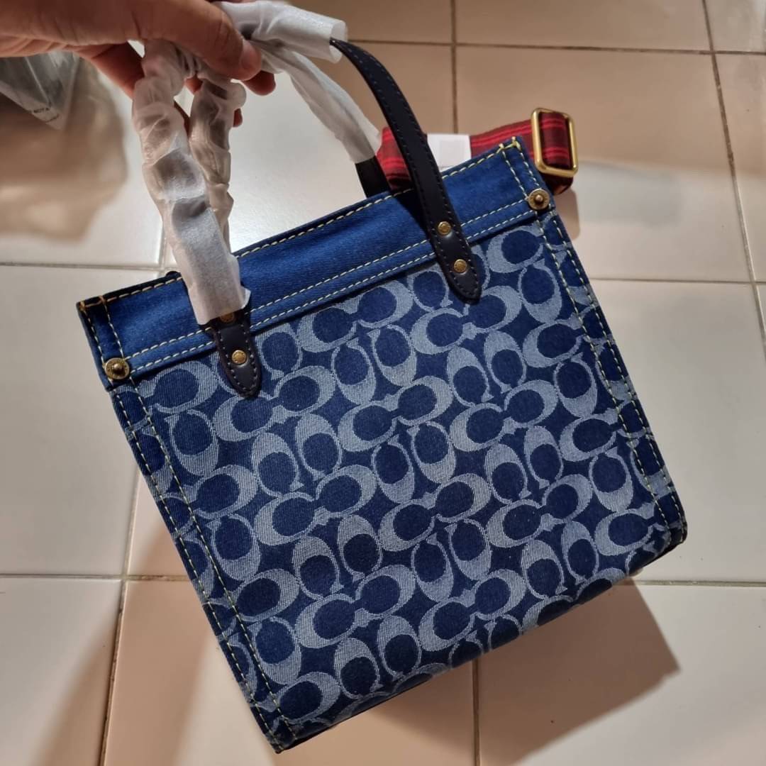 COACH CA580 FIELD TOTE 22 IN SIGNATURE DENIM คอลเลคชั่นสุดคลาสสิค ดีไซน์สวยหรูดูแพงในไอเท็มเดียว กระเป๋าทรงโท้ท ไซส์กำลังสวย น่าใช้ ชิคๆคูลๆมาก ฟังก์ชั่นการใช้งานสะดวกที่สุด มีทั้งสายคล้องแขนในตัว และสายครอสบอดี้แบบสปอร์ตเส้นใหญ่ วัสดุผ้าเดนิมตกแต่งลวดลาย