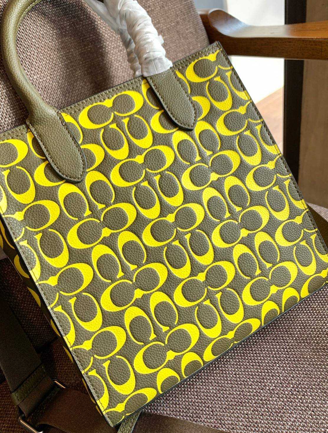 COACH COLORFUL GOTHAM TOTE SIGNATURE ((CA814)) รุ่นนี้ใช้ได้ทั้งผู้ชายและผู้หญิง ขนาดกลางๆกำลังสวยเลยค่ะ ใหม่ล่าสุด ก่อนใคร! กับกระเป๋าที่รังสรรค์สีออกมาได้สดใส เรียกได้ว่าจัดเต็มในเรื่องสีมีเดียวค่ะ หนังแท้ ลายหนังสวย บวกกับโลโก้แบรนด์ทั้งใบที่ลงลายสีได้