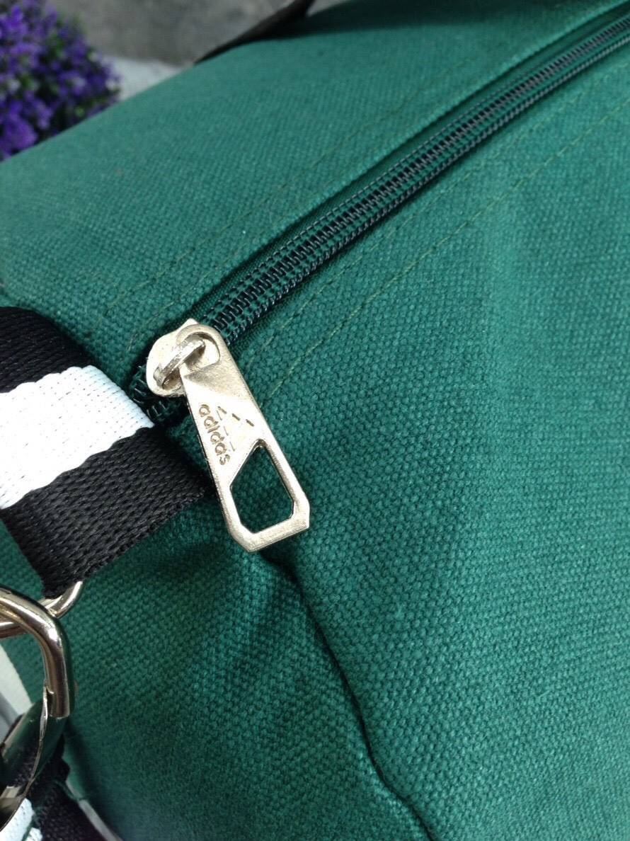 Adidas Travel Canvas Bag กระเป๋าเดินทางทรงหมอน ดีไซน์ sport วัสดุ canvas ด้านหน้าสกรีนแบรนด์ น้ำหนักเบา หูหิ้วมีหนังจับถนัดมือ ซิปแบรนด์ ช่องหลักเปิดปิดด้วยซิป ภายในกว้างใส่เสื้อผ้าได้ มีช่องเล็ก มาพร้อมสายยาว ถอด ปรับได้ค่ะ