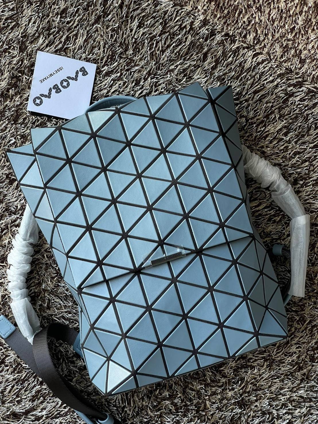 BAO BAO ISSEY MIYAKE Flap Backpacks กระเป๋าสะพายหลังรูปแบบใหม่จะเปิดตัว โดดเด่นด้วยฝาพับรูปสี่เหลี่ยมผืนผ้าที่เปิดและปิดได้ง่าย และรูปทรงแบบมินิมอล เป้สะพายหลังใช้งานได้ดีมาก