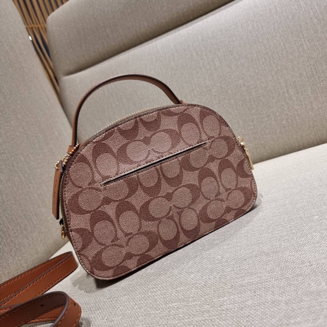 COACH C5642 SERENA SATCHEL IN SIGNATURE CANVAS WITH STRIPE ดีไซน์ stripe ที่แสนจะโดดเด่น กับคอลเลคชั่นยอดฮิต ที่ sold out ไปแล้วในหลายประเทศ!! กระเป๋าสะพายข้างทรงสวย ลุคผู้ดี วัสดุหนังแคนวาสสลับหนังแท้ เปิด-ปิดด้วยซิป 2 ช่องหลัก ภายในเป็นช่องโล่ง เก็บของไ