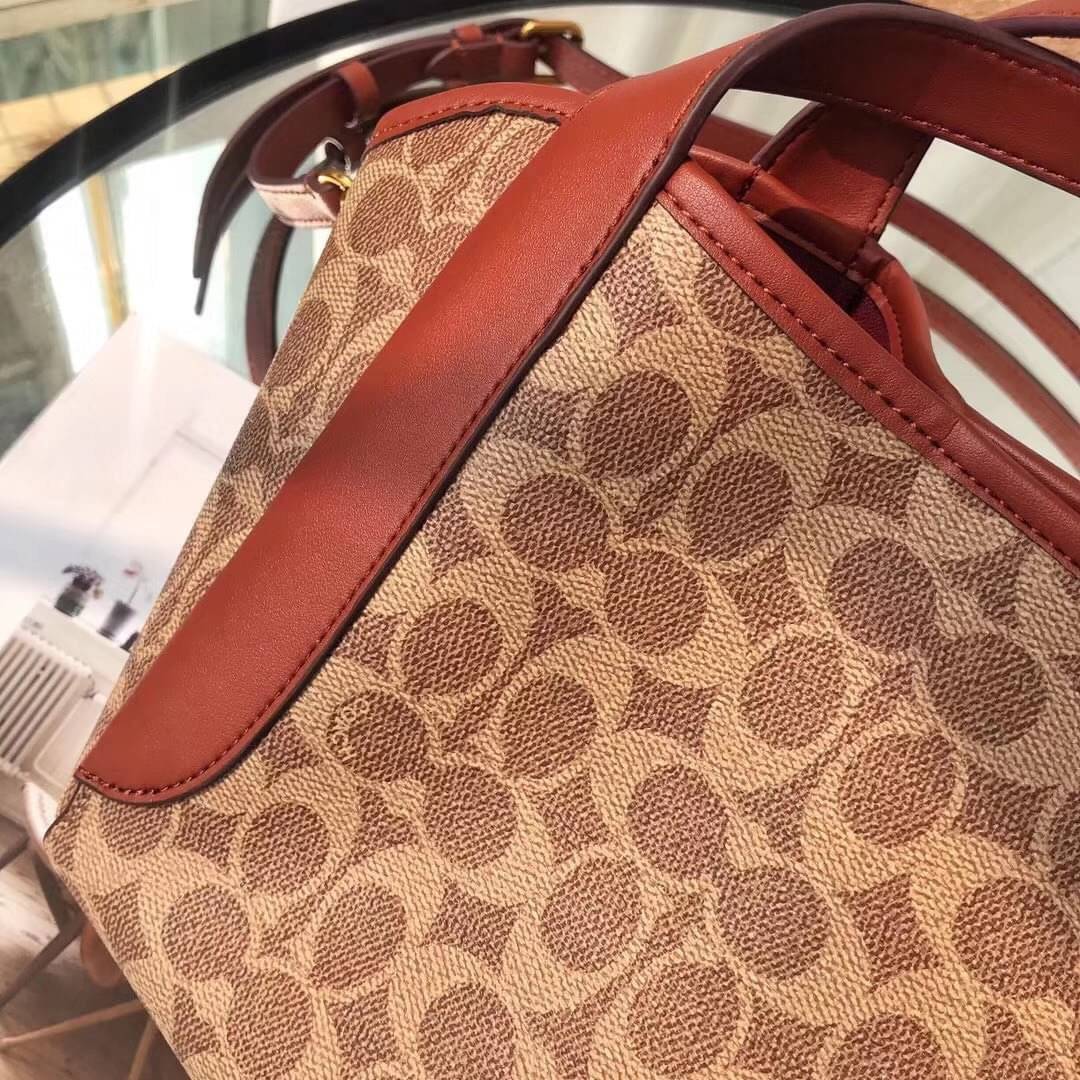 COACH HADLEY HOBO signature canvas กระเป๋าถือหรือสะพายข้าง เรียบหรู ลาย signature brand ปรับเปลี่ยนได้ 2 ทรง เปิด-ปิด กระดุมแม่เหล็ก พร้อมตะขอเกี่ยว ภายในกว้าง จุของได้เยอะ มีสายสะพายยาวถอดได้ ปรับระดับได้ค่ะ สวยหรูดูดี ใบนี้ไม่ควรพลาดค่า