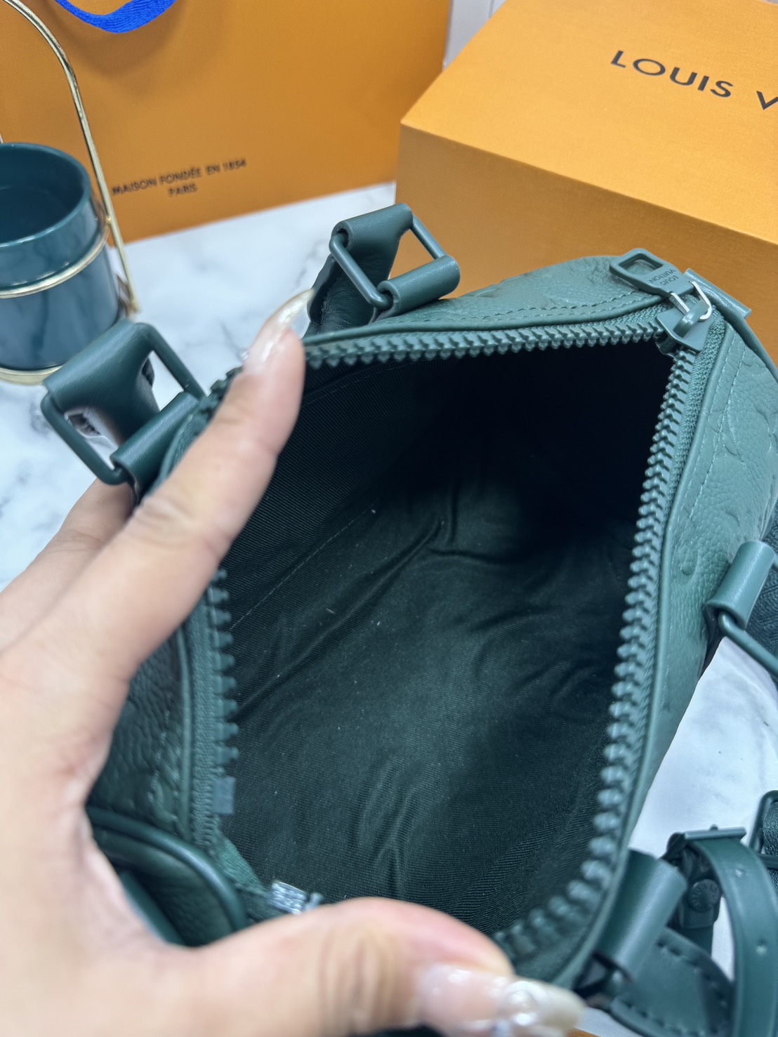 TOP ORI หนังแท้ | LV Keepall Bandoulière 25 กระเป๋าสะพายทรงหมอนสุดไอคอนิก หนังแท้ Taurillon ลายเกรน ฉลุลายโมโนแกรมสวยหรูคลาสสิก โทนสีหรูหราเข้ากันอย่างลงตัว