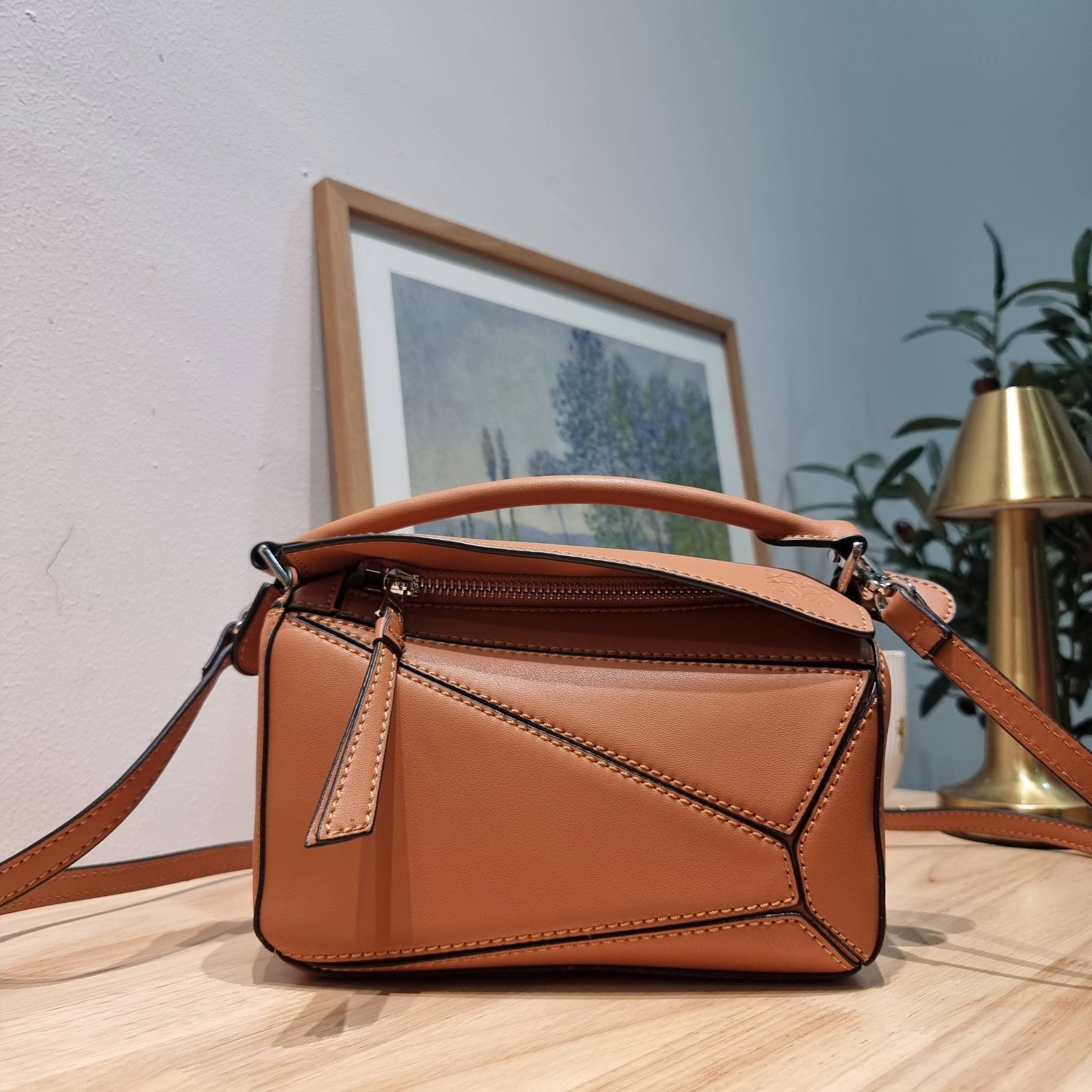 LOEWE MINI PUZZLE BAG IN CLASSIC สุดยอดแบรนด์ที่ดีไซน์เป็นเอกลักษณ์ โดดเด่น สวยหรู กับกระเป๋าสะพายข้างทรงกล่อง ไซส์มินิ สไตล์พัซเซิล