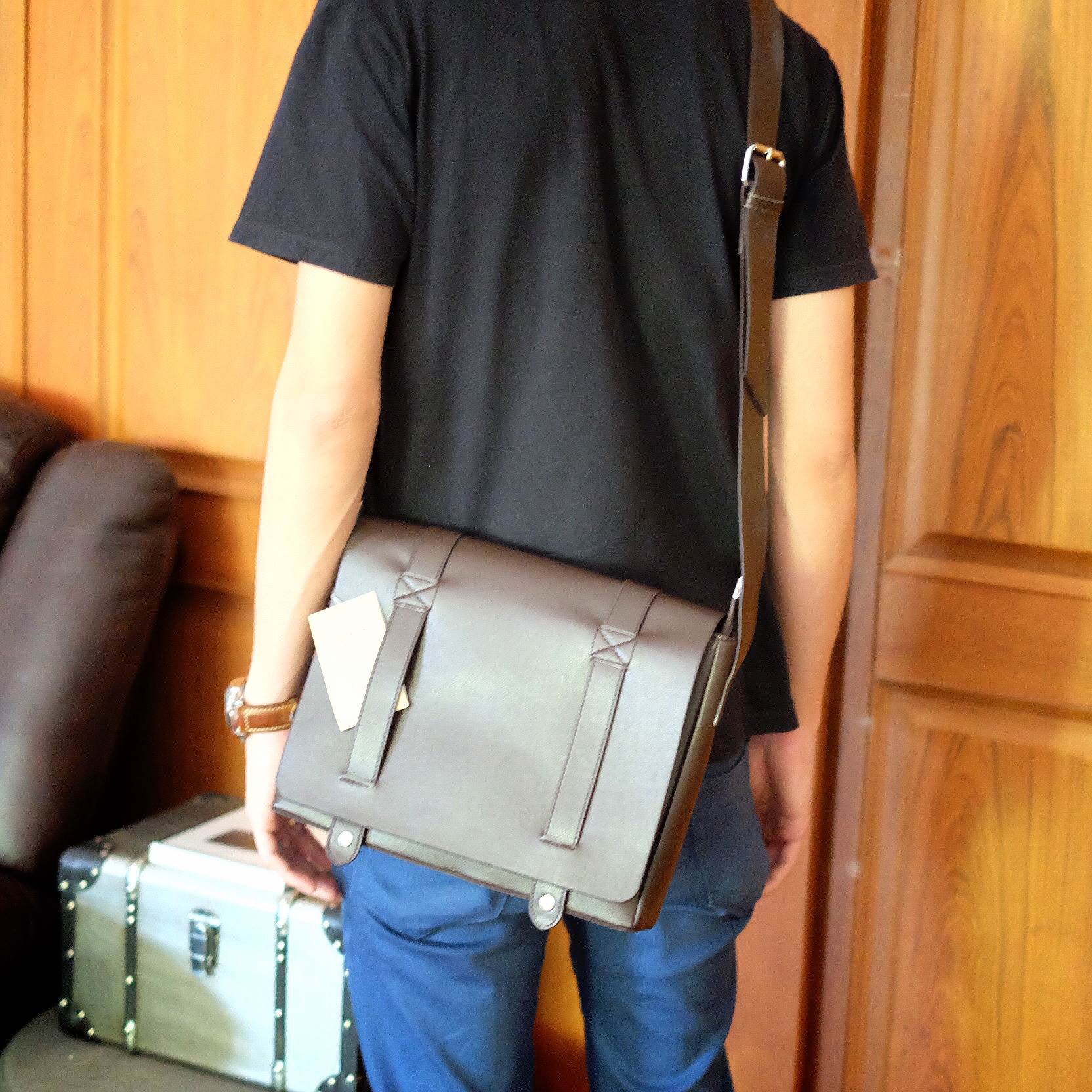 เอาใจหนุ่มๆบ้างค่า สำหรับ messenger bag หนังดี มากๆเลยน้า ลายหนังชัดสวย ใบนี้จากแบรนด์ ZARA MEN ตัวกระเป๋าขนาดกำลังดีเลยคะ สีน้ำตาลเข้มสวยมาก คลาสสิคสุดๆ มีช่องแบ่งเก็บของหลายช่องเป็นสัดส่วนมากๆคะ น้ำหนักเบา จุของคุ้ม สายยาว ปรับได้ free size สามารถสะพาย 