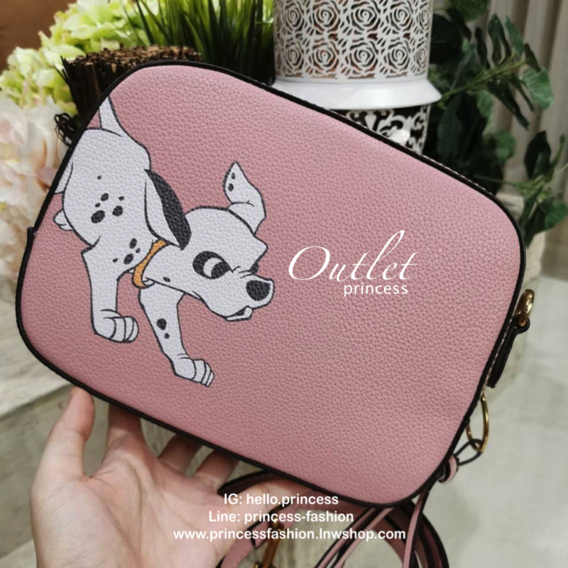 DISNEY X COACH Crossbody Bag 2019 New collection & Limited collection กระเป๋าสะพายขนาดกำลังน่ารัก วางอยู่ทรง วัสดุหนัง ลายตัวการ์ตูน Disney 3 charactors เปิดปิดด้วยซิป ภายในโล่ง ใส่ wallet ยาว มือถือได้ทุกรุ่นมีช่องเล็ก และช่องซิป พร้อมสายสะพายยาว ถอด ปรั