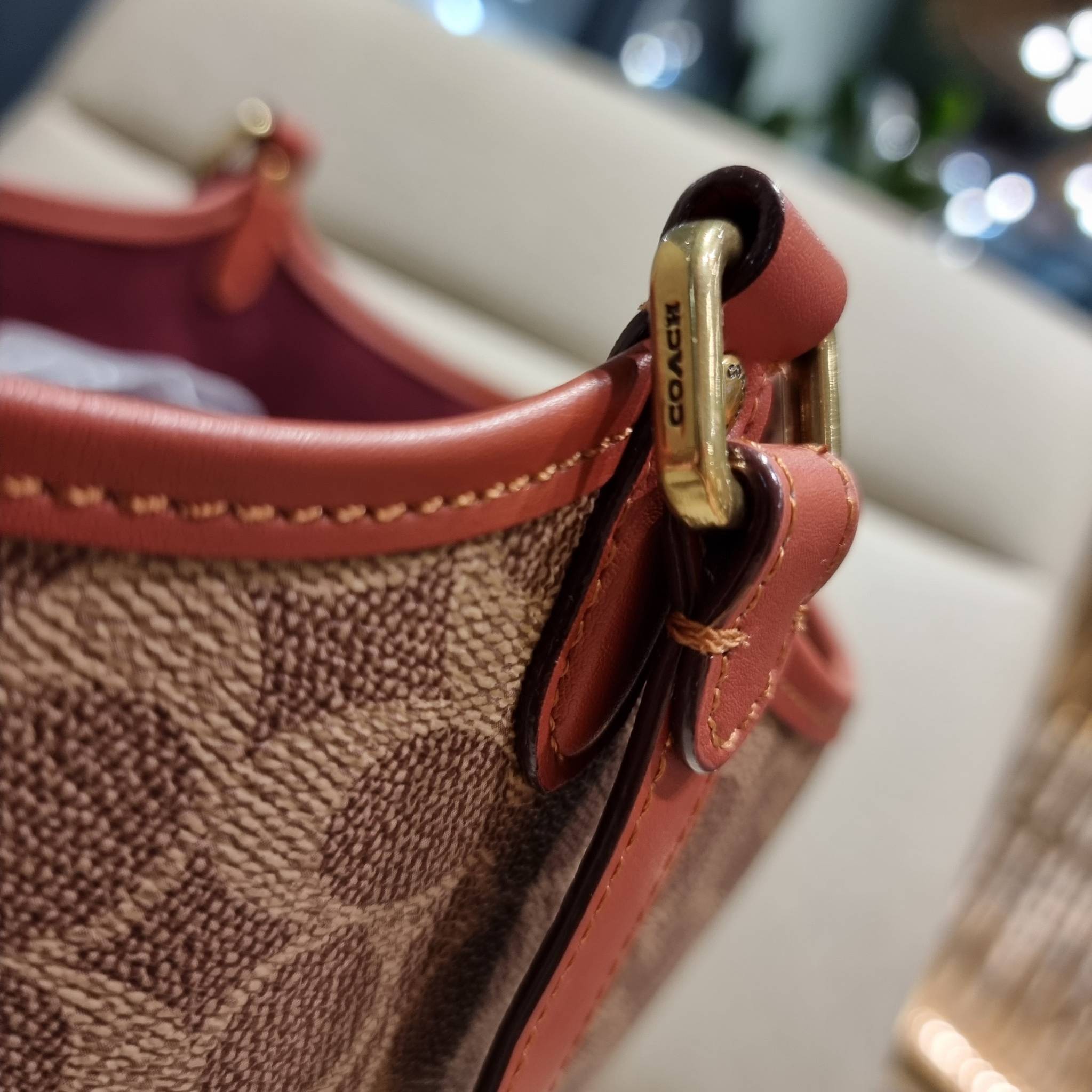 COACH C6336 DAY TOTE IN SIGNATURE CANVAS ใหม่ล่าสุด กับกระเป๋าทรงโท้ทใบใหญ่ สวยสะกดสายตา ด้วยดีไซน์ที่ดูเรียบง่าย แต่แฝงไปด้วยดีเทลเล็กๆ ที่เสริมให้ไอเท็มนี้ดูแพง พิเศษ กระเป๋าลูกใบเล็กอีกหนึ่งใบ พกติดกับกระเป๋า หรือจะเอาไปแยกใช้ก็ได้ วัสดุหนังแคนวาส สลับ