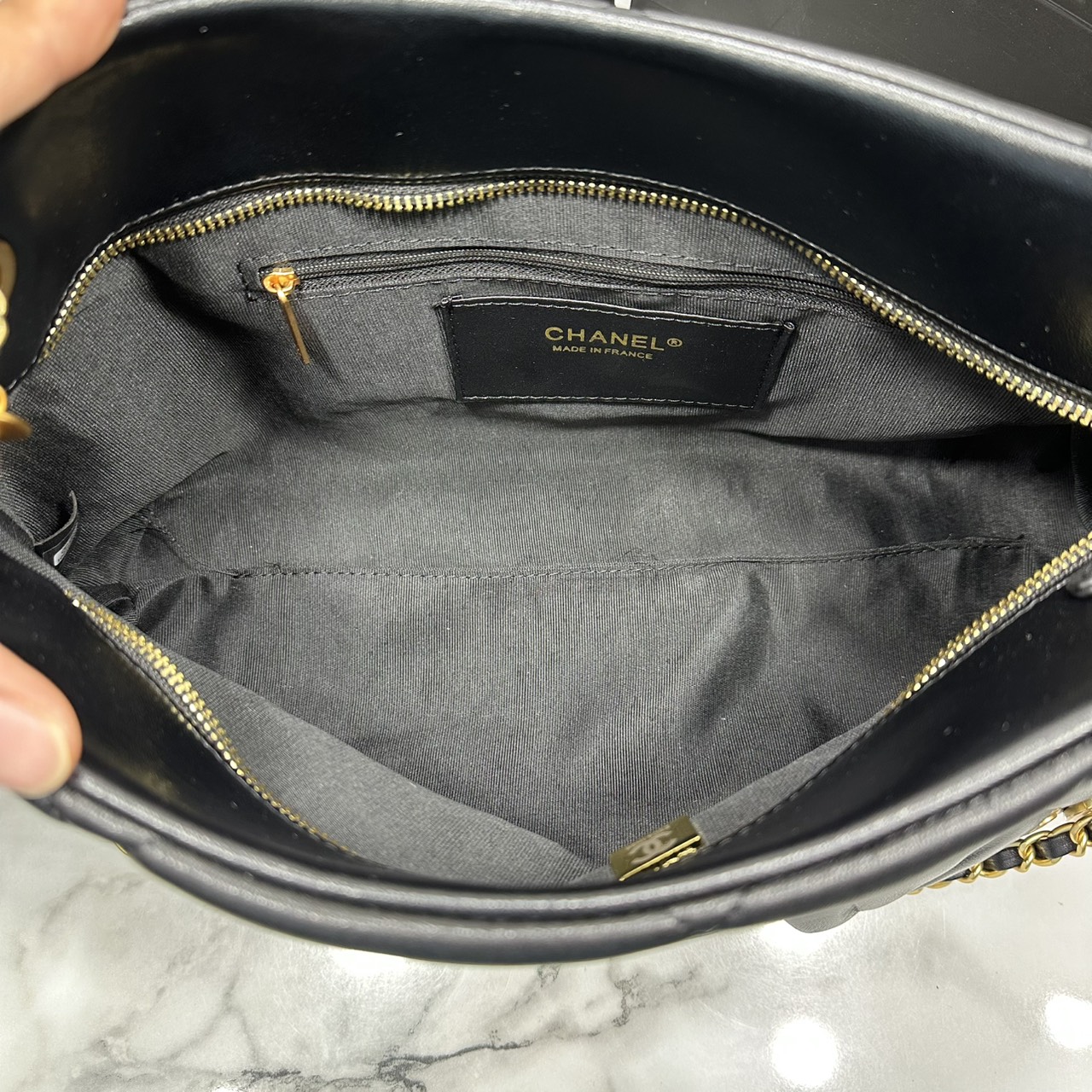 ORI หนังแท้ | Chanel shopping bag Shiny Leather Black / Chanel Tote Bag 36cm กระเป๋าสะพายทรงโท้ทใบใหญ่ ภายในโล่งกว้างจุของได้เยอะ คอลเลคชั่นฤดูใบไม้ร่วง-ฤดูหนาว 2025/26 ถ่ายทอดเสน่ห์เย้ายวนเหนือกาลเวลา