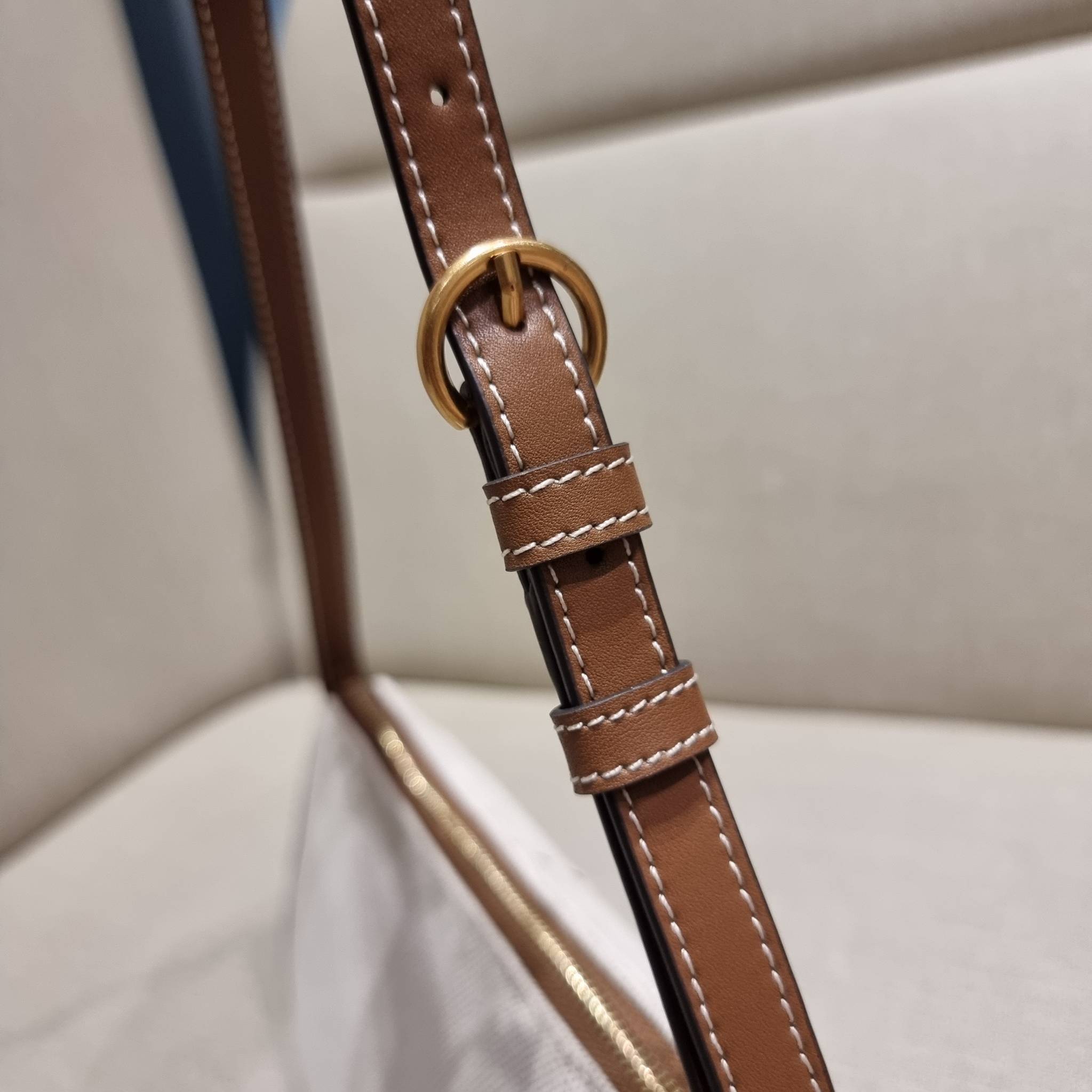 TORY BURCH MCGRAW CANVAS WEDGE กระเป๋าสะพายไหล่ ทรงสวยไม่ซ้ำ ไม่เกร่อ!! สะดวกใช้งาน ดีไซน์เรียบแต่แฝงความหรู และคลาสสิคในตัว วัสดุผ้าแคนวาสตัดสลับหนังแท้ สวยคม เปิด-ปิดด้วยซิป ภายในเป็นช่องโล่ง มีช่องย่อยเก็บบัตร มาพร้อมสายสะพายในตัว ปรับได้อีกเล็กน้อย ไอ