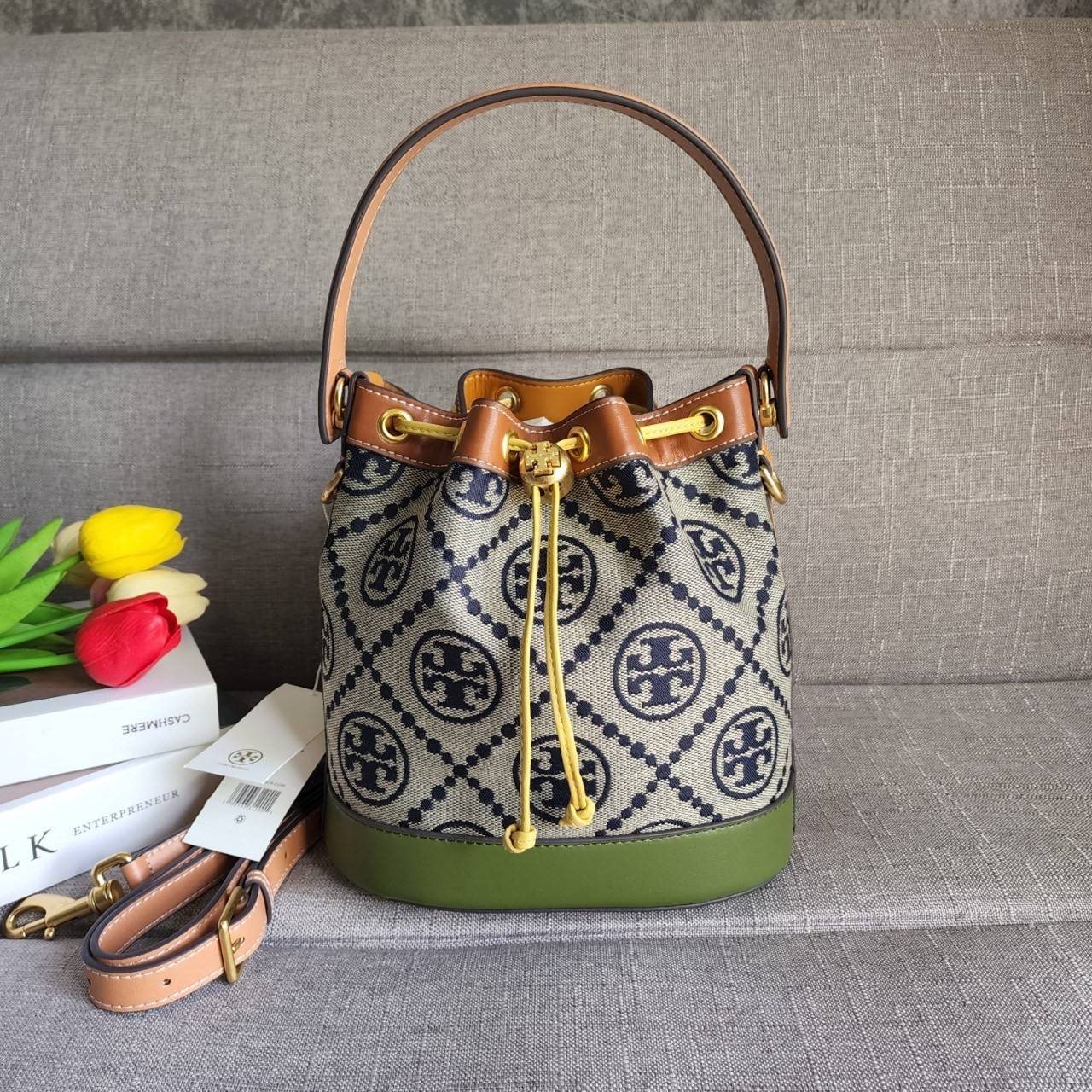 Tory Burch T Monogram Colorblock Bucket Bag กระเป๋าสะพาย ทรงบัคเกต รุ่นฮอต สไตล์ไหนเข้าได้ทุกลุค วัสดุ jacquard ตัดขอบหนังแท้ ภายในเป็นช่องโล่งกว้าง ใส่ของได้เยอะหยิบจับสะดวก มาพร้อมสายสะพายข้างหนังแท้ ถอดและปรับระดับได้สะพายชิวได้ทุกโอกาส