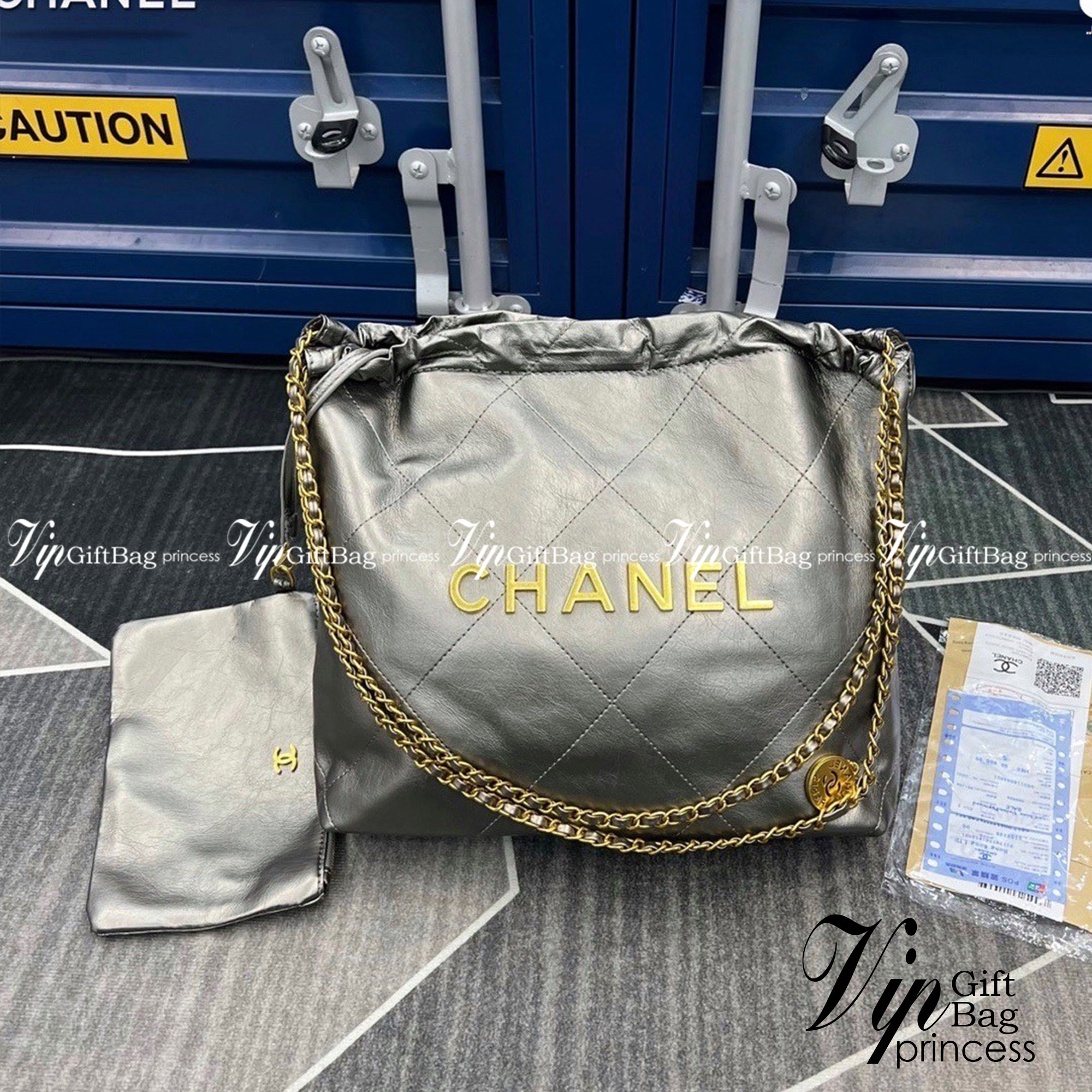 Chanel ss22 Logo CC shopping tote / Chanel 22 handbag 12" มาแรงที่สุดในตอนนี้ก็คือรุ่นนี้เลย ใช้งานง่ายรุ่นนี้สามารถใช้ได้ทั้งผู้หญิงและผู้ชายน้า เกินต้านที่สุดกับไอเท็มนี้ ที่สาวๆหรือใครๆก็ต้องมีแล้ว!! แค่เห็นก็หลงรัก กระเป๋าทรงสวย