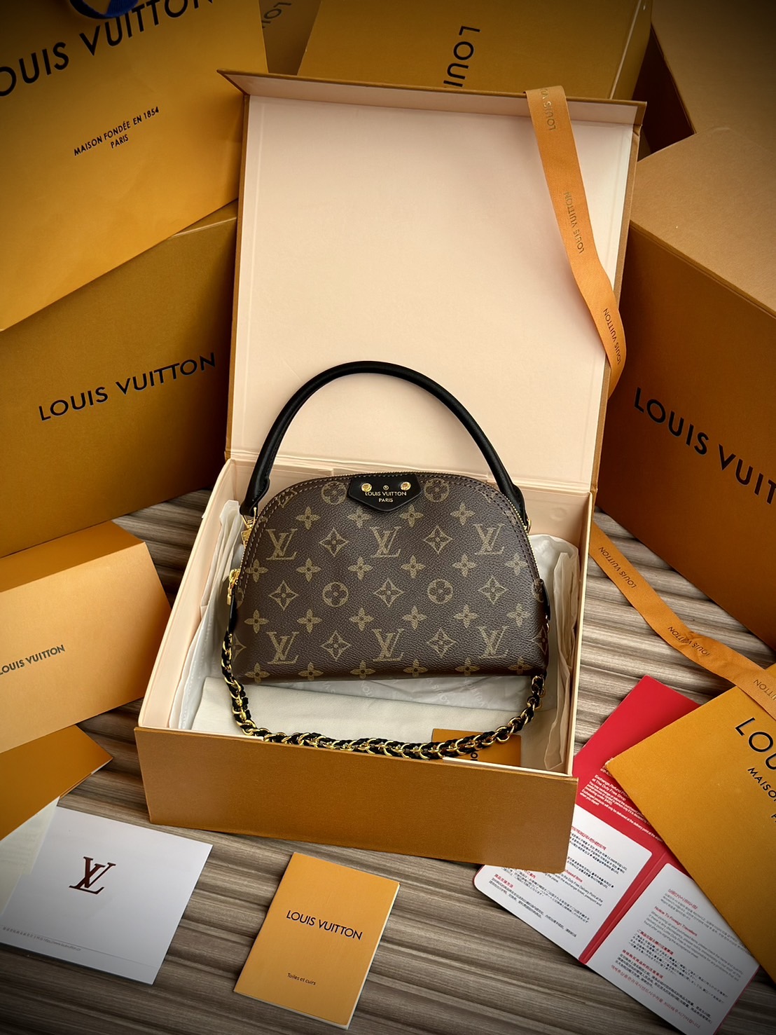 LV Be Alma bag Monogram Canvas / LV Pouch Bag กระเป๋าทรงพอชรุ่นใหม่สุดไอคอนิก เปิดตัวในคอลเลคชั่น Cruise 2025 ขนาดกะทัดรัดประดับสายโซ่สีทองถักสลับหนัง ใช้เป็นกระเป๋าใส่เครื่องสำอางค์ก็ลงตัว