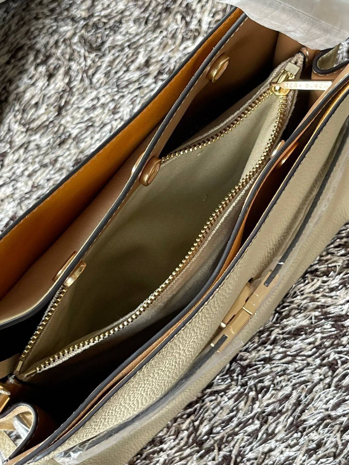 Tory burch lee radziwill pebbled small double bag กระเป๋า Lee Radziwill Double Bag สุดหรู ที่คำนึงถึงการเลเยอร์หนังและหนังกลับอย่างประณีตลงไปในงานดีไซน์ สามารถปรับปากกระเป๋าได้ 3 แบบตามต้องการ พร้อมนำเอาความเป็น American Luxury มาตีความใหม่ผ่านแง่มุมของคว