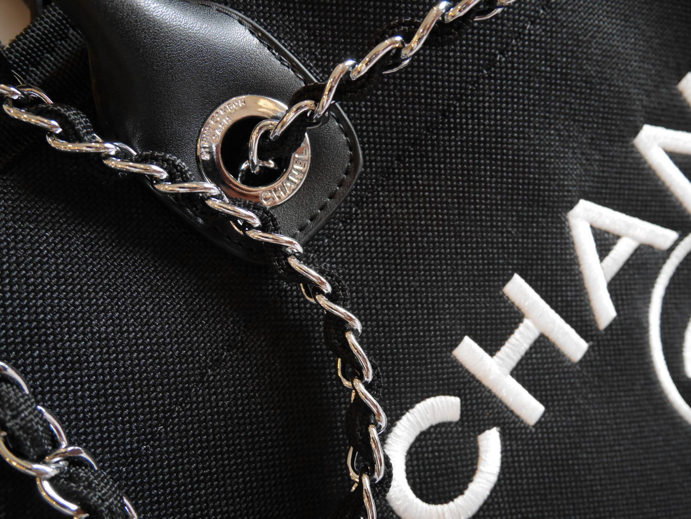 How Cute! 🎄🎄 รุ่นใหม่ล่าสุด!! ที่สาวๆรอคอย Chanel tote canvas bag จากงานพรีเมี่ยม VIP GIFT รุ่นดังเลยค้า Size ใหญ่อลัง บอกเลยว่า **งานดีที่สุด ตัวกระเป๋า กระเป๋าผ้าเป็นผ้า canvas เนื้อดีสมราคา สัมผัส นุ่มลื่นมือมากกกก อะไหล่เงินปั้มแบรนด์แ