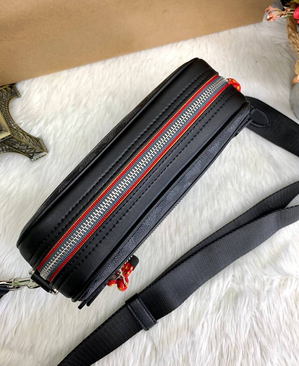 COACH ACADEMY CROSSBODY IN SIGNATURE WITH VARSITY ZIPPER ((768, 960)) พร้อมส่งที่ไทยอีกครั้ง! ได้ไปหลงรักแน่นอนค่ะ😘 กระเป๋าสะพายครอสบอดี้ร์ของคุณผู้ชาย((สาวหล่อใช้ก็สวยทีเดียว)) หนังแท้อย่างดี หนังนิ่มมือดีค่ะ