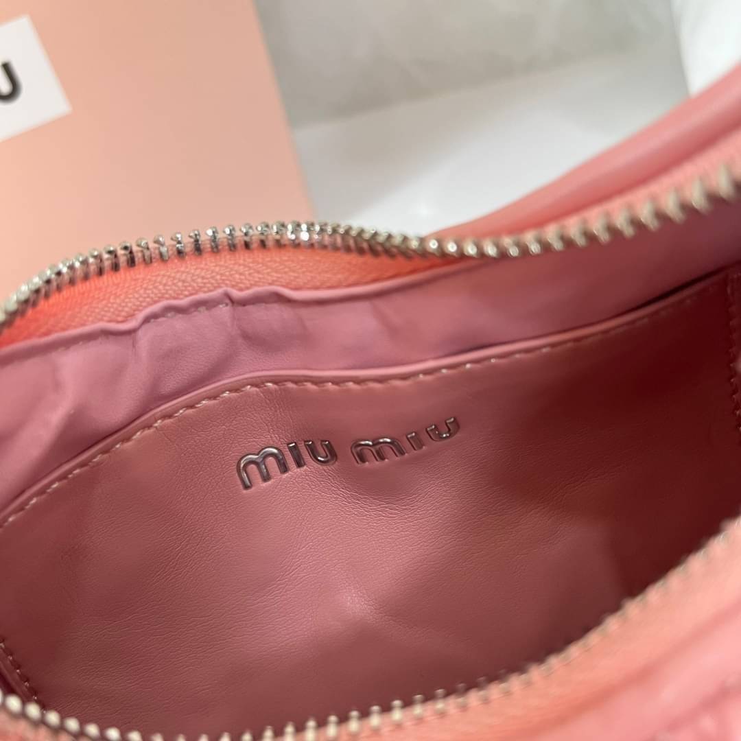 MIU MIU matelasse nappa leather shoulder bag กระเป๋าสะพายข้าง สายสะพายประดับไข่มุกและคริสตัล ให้ความละมุม ลุคคุณหนูน่ารักสุดๆคะ