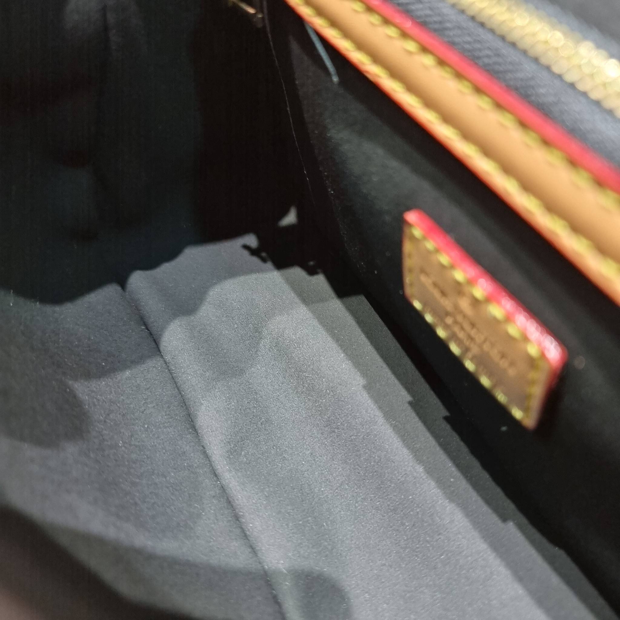 LV Diane Monogram Bag / LV multi handbag กระเป๋ามัลติฟังก์ชั่นสุดคุ้ม ดีไซน์ออกมาน่ารักน่าใช้มากๆ วัสดุหนังแคนวาส มีสายมาให้ถึง 2 แบบ สายหนังคล้องไหล่ได้ และสายสปอร์ตครอสบอดี้ได้ ปรับเปลี่ยนใช้ตามลุคแต่ละวันได้เลย