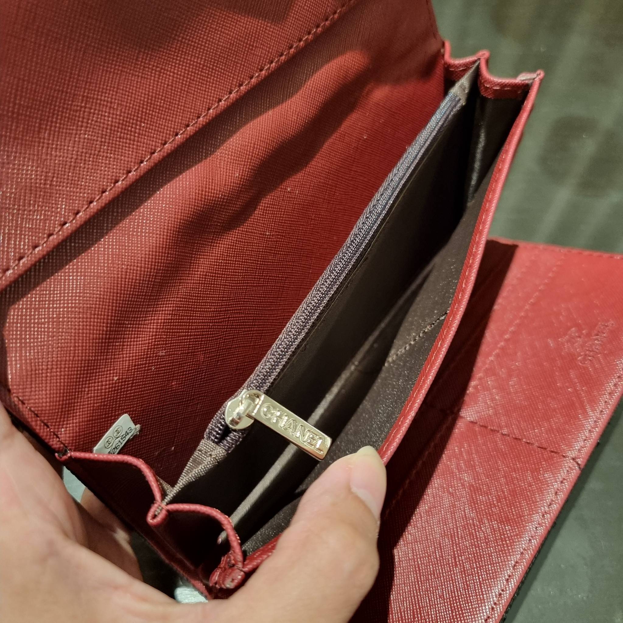 VIP 】กระเป๋าสตางค์ใบยาวรุ่นฝาพับที่ถามหากันมากที่สุด!! สวยรับทรัพย์จาก Chanel วัสดุหนังลายคาร์เวีย ลุคผู้ดีที่สุด เปิด-ปิดด้วยกระดุมแม่เหล็ก ภายในกระเป๋ามีช่องใส่บัตรได้เยอะ ใส่ธนบัตร ใส่เหรียญได้ มีช่องซิปแยกอีกหนึ่งช่อง ดีไซน์เรียบหรูดูคลาสสิค!! สาวๆห้า