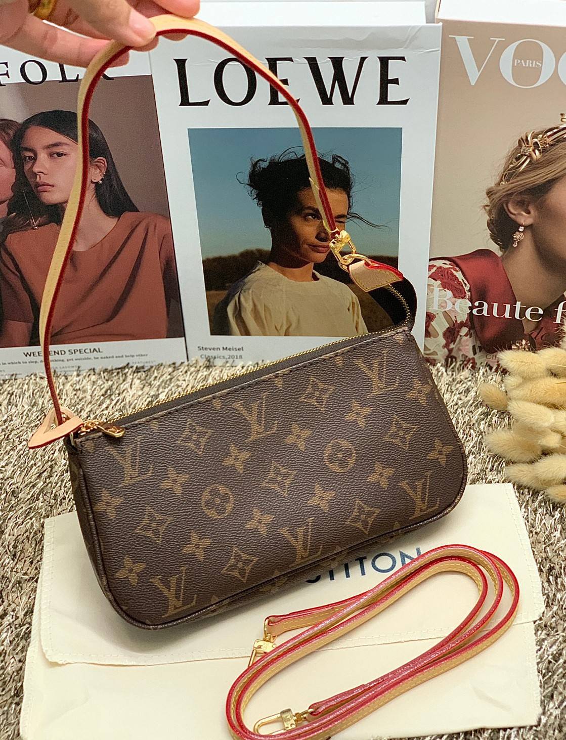 น้องน่ารักน่าใช้มากๆค่ะ LOUIS VUITTON POCHETTE ((Premium Gift Lv)) กระเป๋าหิ้ว//คล้องไหล่//สะพายข้าง//หรือถือแบบคลัท ชิลๆได้เลยค่า หนังแกะแท้นิ่มสวย เปิดปิดกระเป๋าแบบซิป ภายในสามารถใส่กระเป๋าเงินใบกลางได้; มือถือได้;พาสปอร์ตได้;ของจำเป็นจุกจิกสาวๆได้เยอะเ