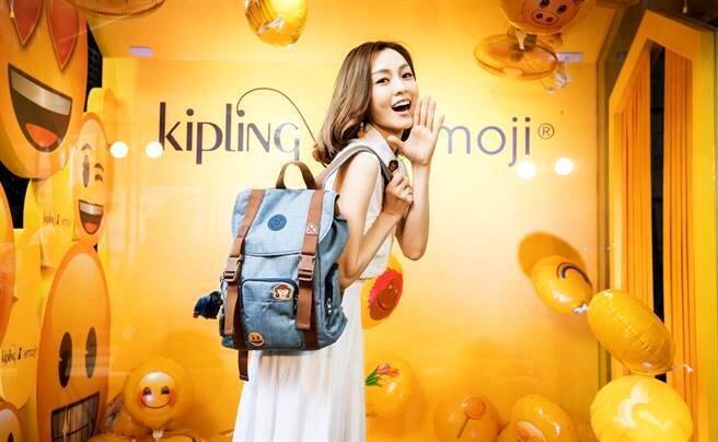 KIPLING EMOJI CITY BACKPACK New in! กระเป๋าเป้แบบฝาปิด Limited Edition คอลเลคชั่น EMOJI ชนช็อป วัสดุ Cotton+Polyester100% เปิดปิดด้วยฝาปิดแถบเข็มขัดและหูรูดด้านใน แต่ง EMOJI น่ารักสุดๆ พวงกุญเเจลิงน้อยถอดเเยกใช้ได้ มีช่องซิปด้านหน้า หัวซิปเเบรนด์ ภายในกว้