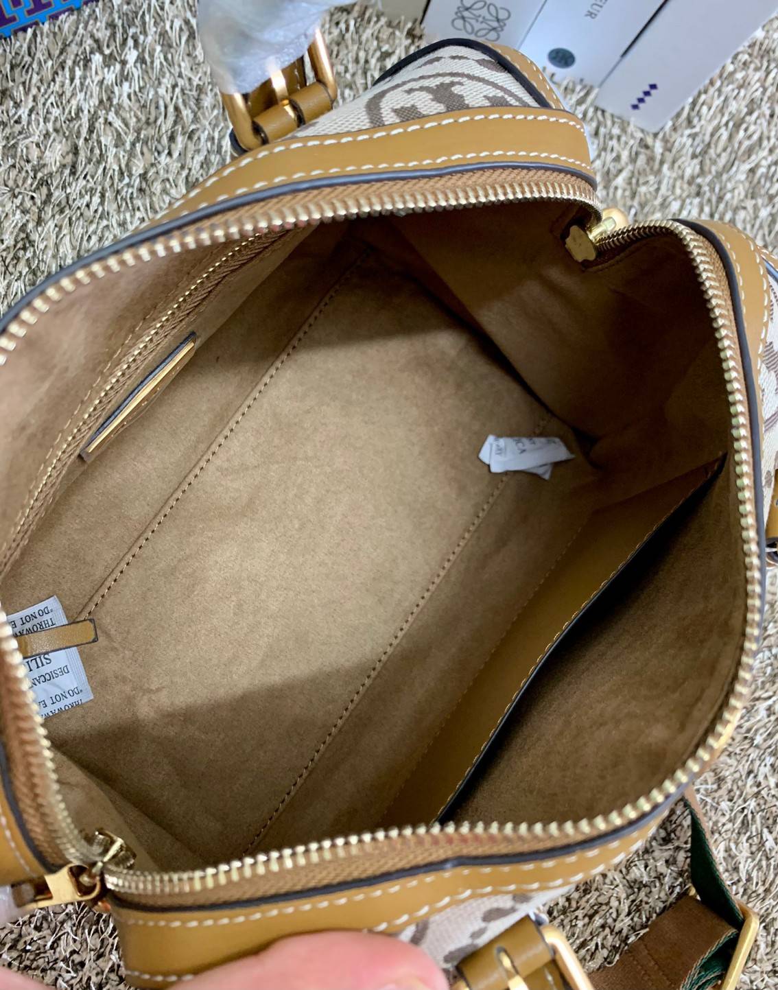 สวยก่อนใครแน่นอนค่ะนาทีนี้💋 💥รุ่นที่กำลังฮิตมากตอนนี้ของเหล่าคนดังใน ตปท.! TORY BURCH T MONOGRAM JACQUARD BARREL ((ใบใหญ่)) พร้อมส่งที่ไทยทันที! กระเป๋าทรงหมอนจาก Tory burch วัสดุ jacquardทอลายแบรด์+หนังแท้ ได้สวยงามหรู ดูคลาสสิคมากๆค่ะ เป